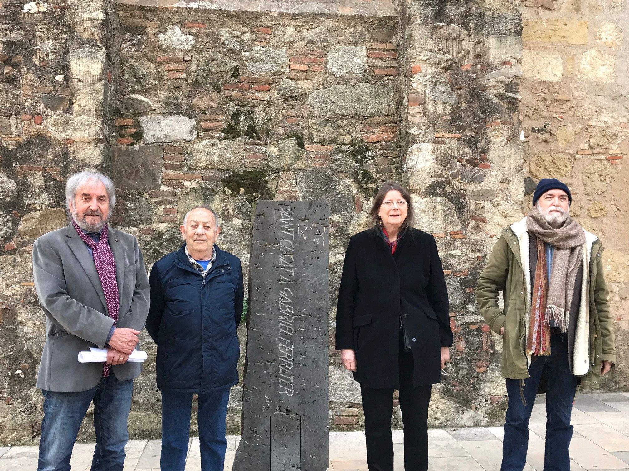 Josep Canals, Josep Castellví, Doris Leussler i Carles Delclaux (d'esquerra a dreta), impulsors de les activitats, en el monòlit de Gabriel Ferrater. FOTO: Nielo Ballart