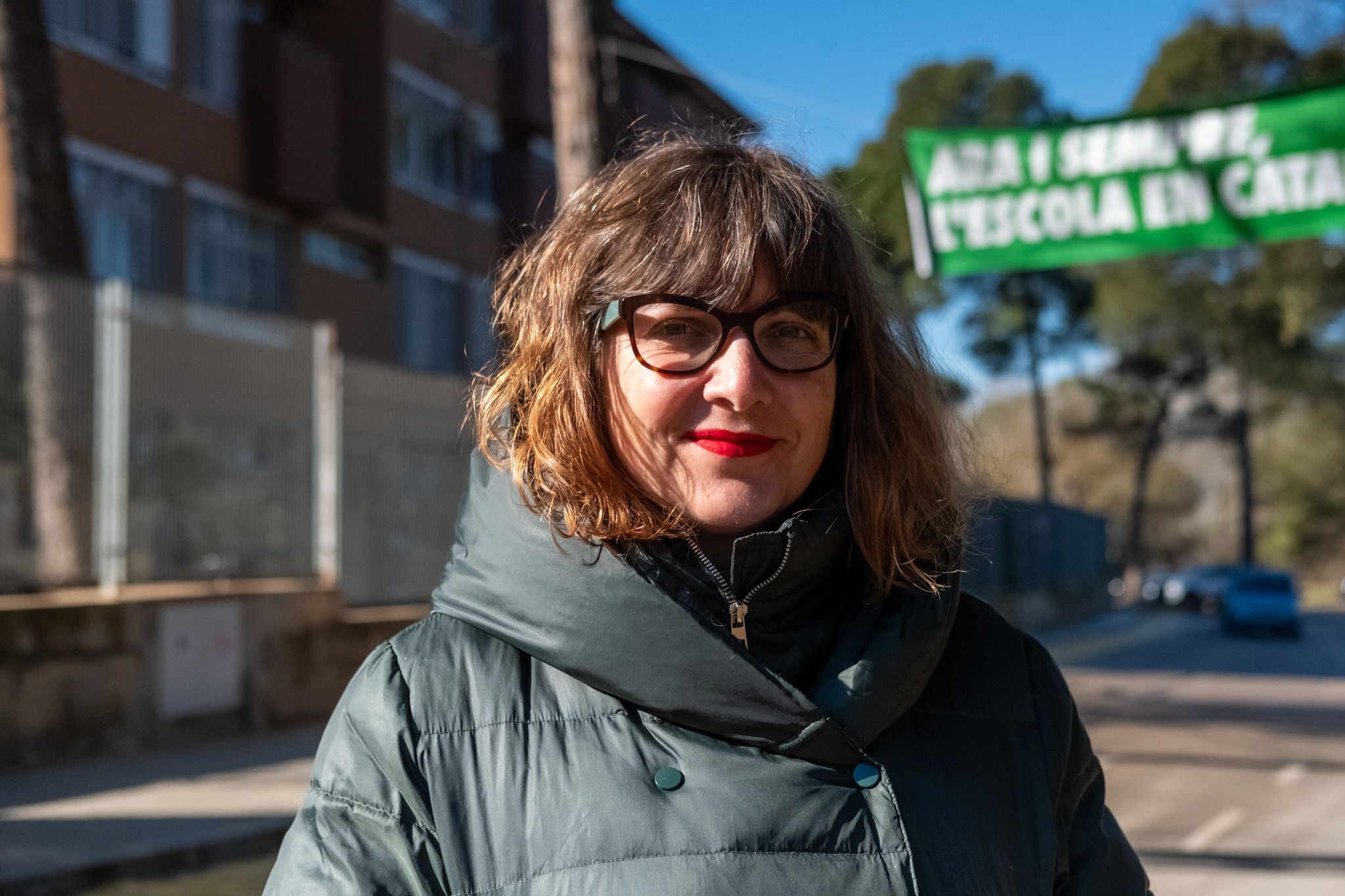 Xènia Amorós davant de l'Escola La Floresta FOTO: Ale Gómez 