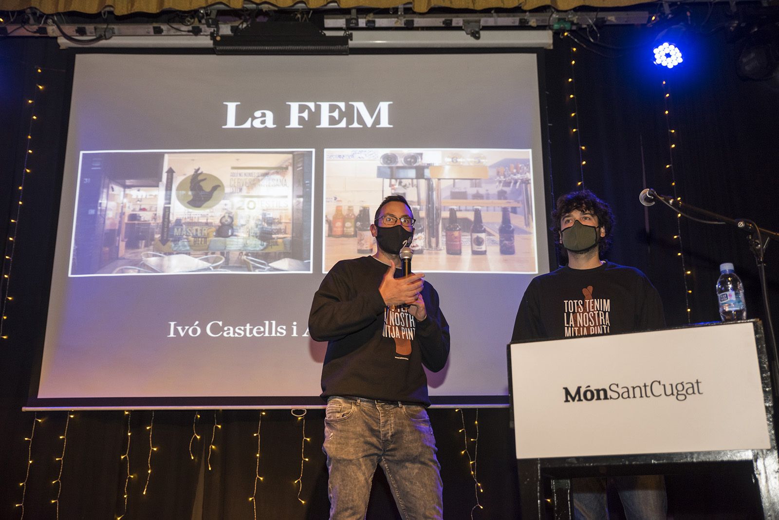 Ivó Castells i Andrés Halty, de la cerveseria La FEM a la presentació de la dotzena revista del Món Sant Cugat. Foto: Bernat Millet.
