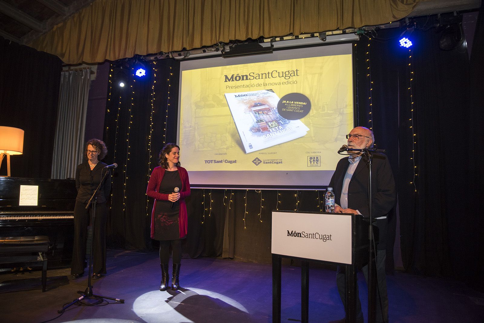 Eduard Jener presenta a Júlia Farrés-Llongueras i Montse Pujol d'Arne. Foto: Bernat Millet.