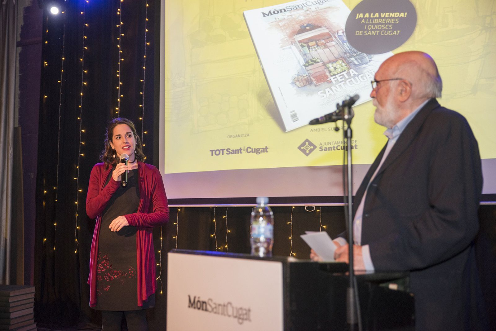 Eduard Jener presenta a Júlia Farrés-Llongueras i Montse Pujol d'Arne. Foto: Bernat Millet.