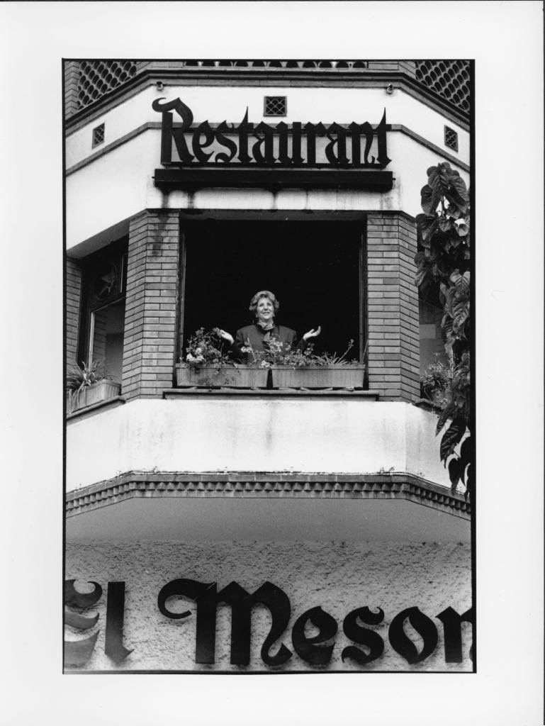 Carmen Rojo, al restaurant El Mesón. FOTO: Mané Espinosa. FONS: Premsa Local Tomàs Grau