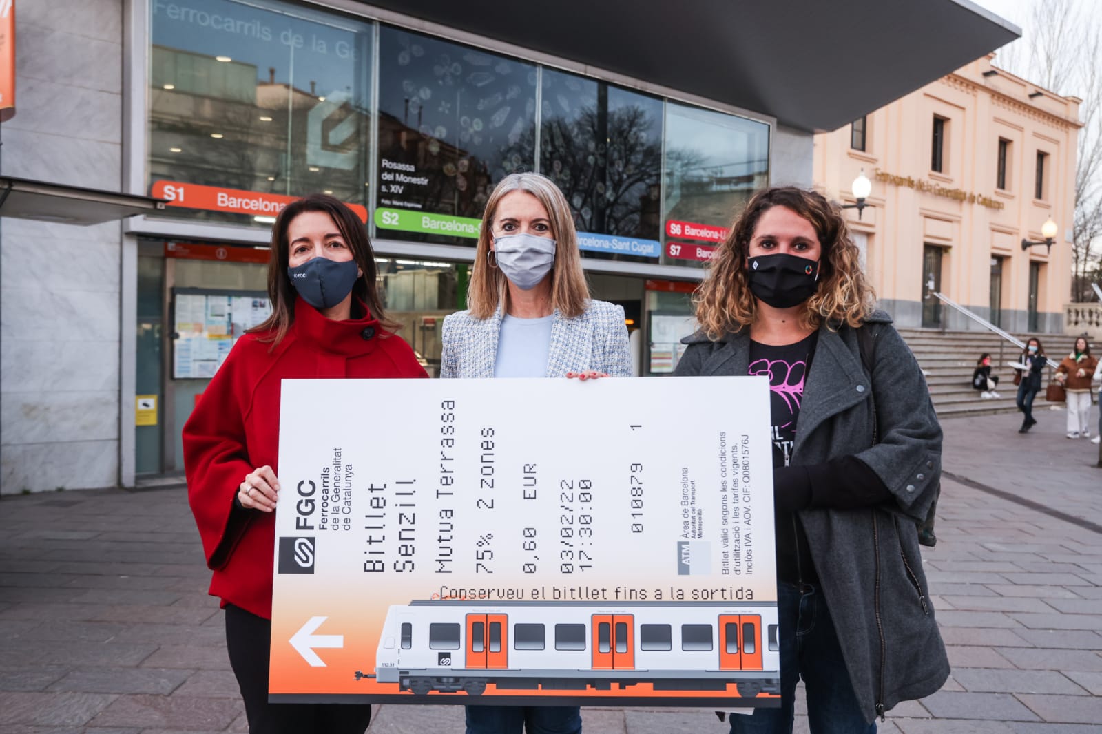 La presidenta de FGC, Marta Subirà, l'alcaldessa, Mireia Ingla, i la tinenta d'alcalde de Drets Socials i Igualtat, Núria Gibert. FOTO: Lali Puig