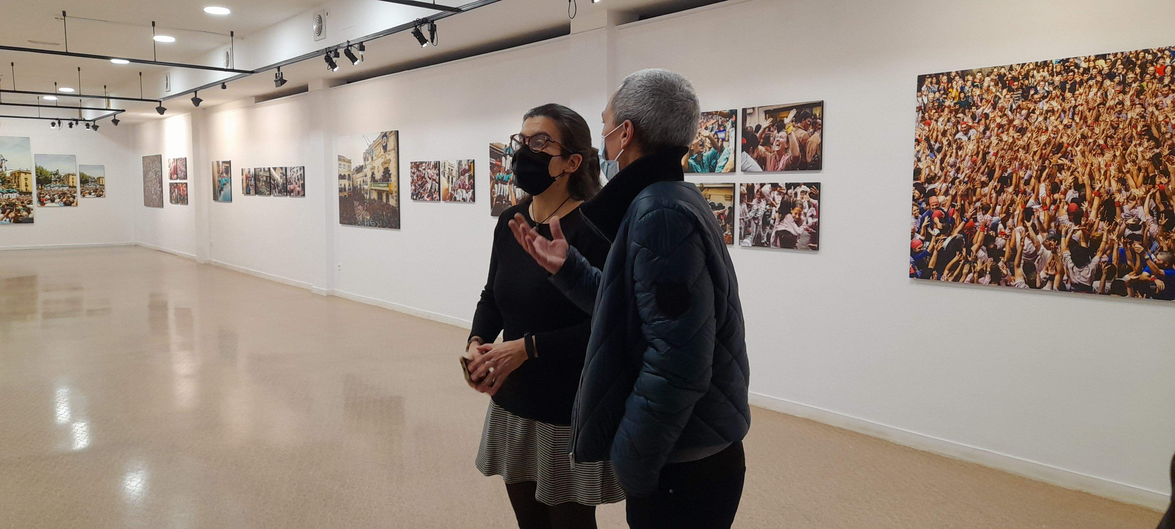 Esther Madrona i Mireia Comas a l'exposició 'Els castells no són de princeses'. FOTO: Cristina Cabasés