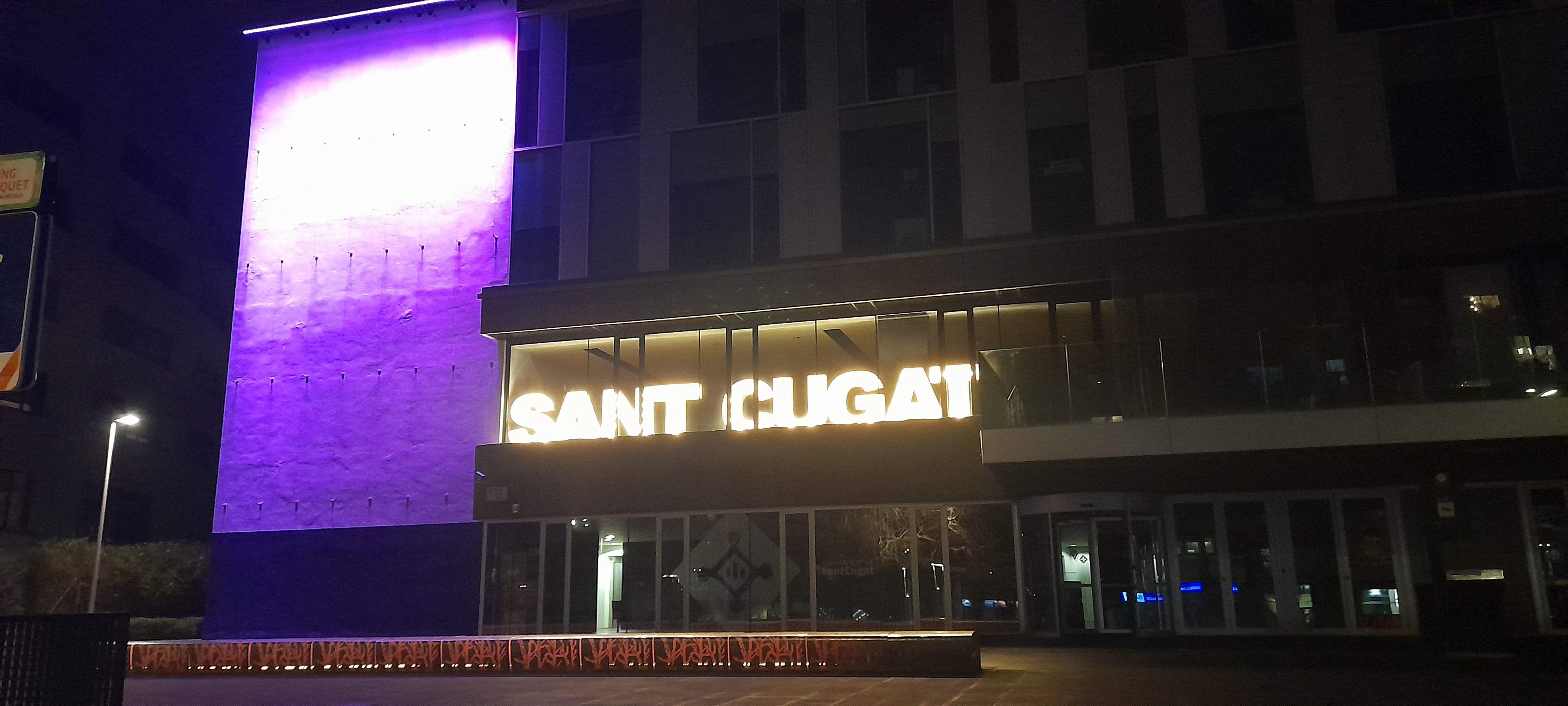 L'Ajuntament s'il·lumina de rosa pel Dia Mundial contra el Càncer. FOTO: Cristina Cabasés