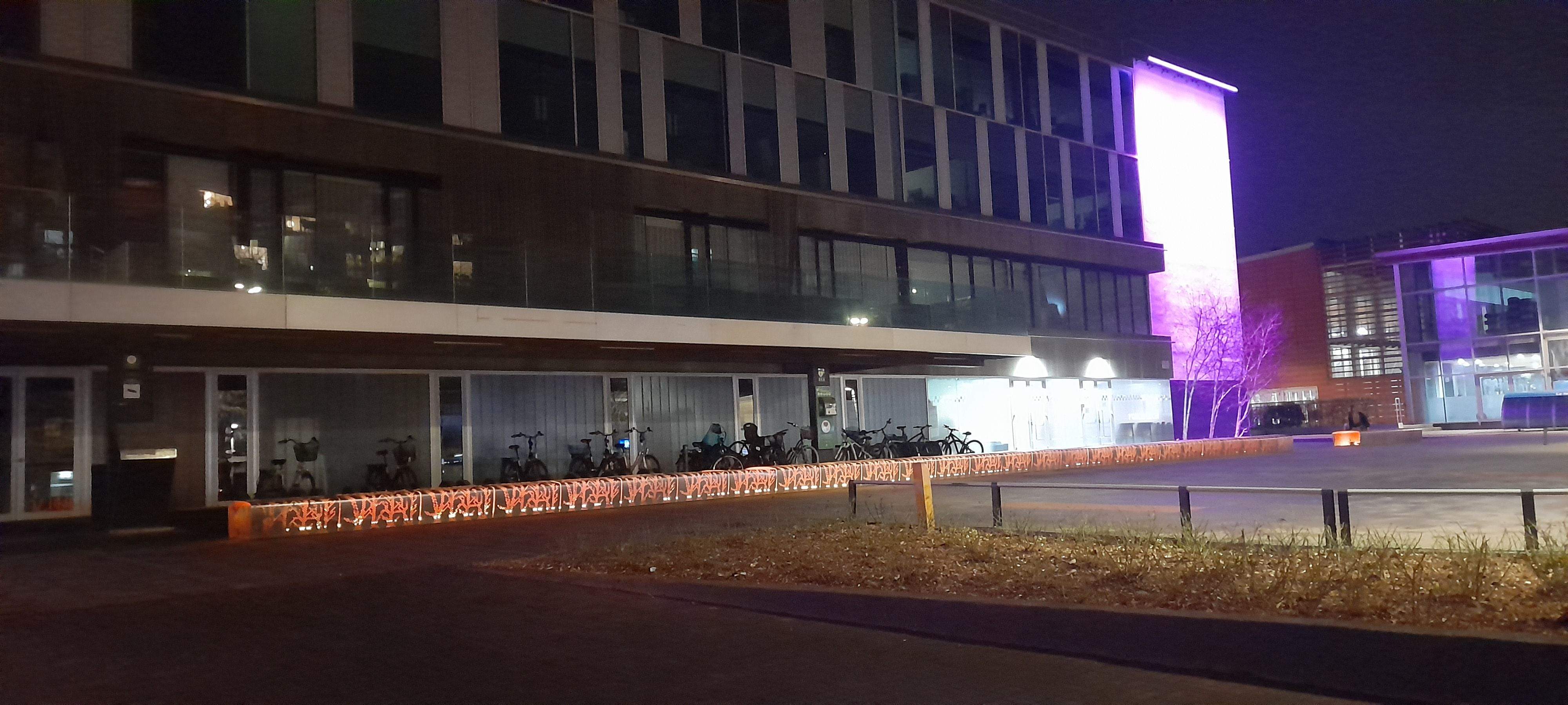 L'Ajuntament s'il·lumina de rosa pel Dia Mundial contra el Càncer. FOTO: Cristina Cabasés