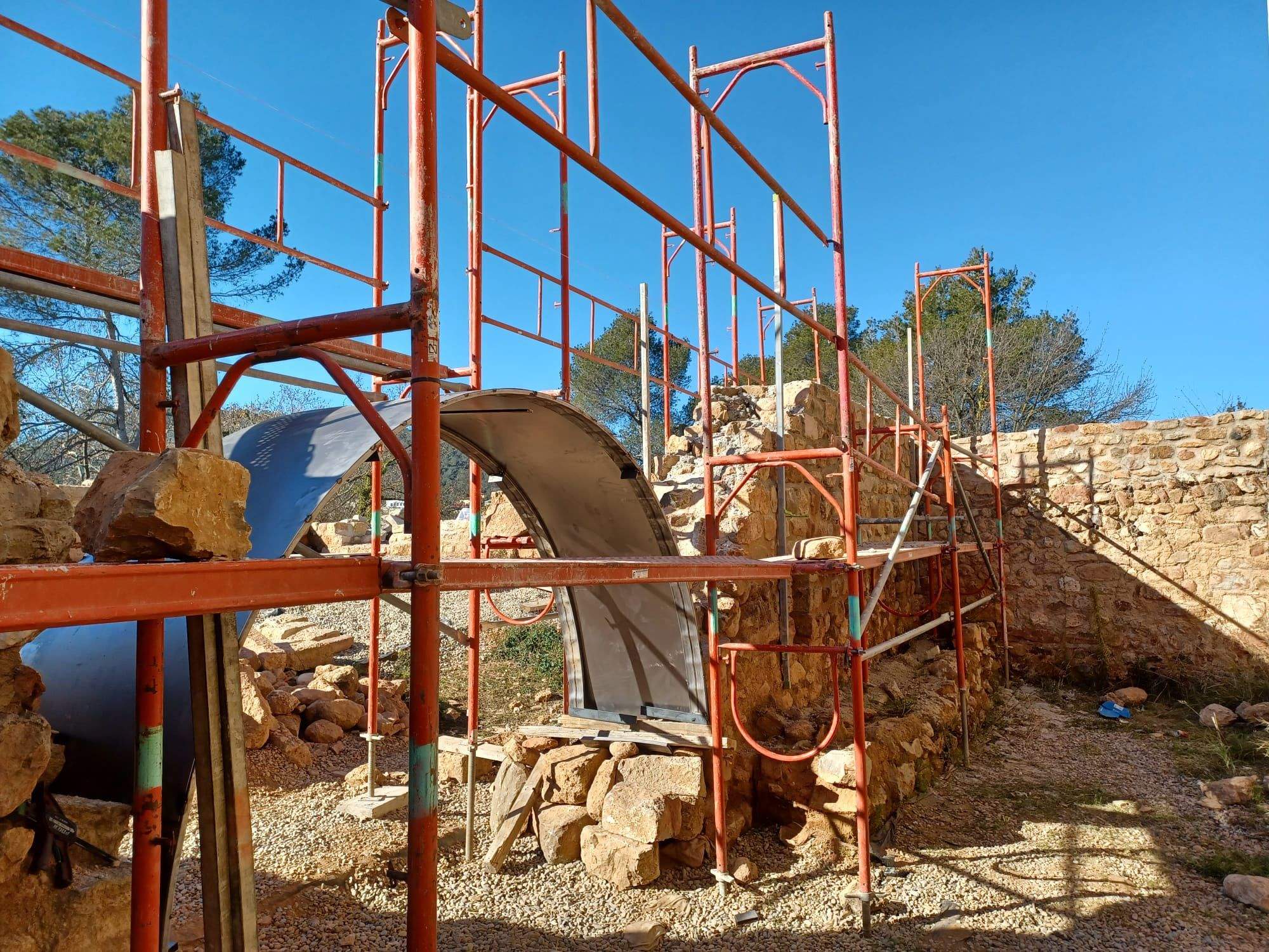 Les obres de reconstrucció del Castell de Canals de Valldoreix. FOTO: Twitter EMD de Valldoreix