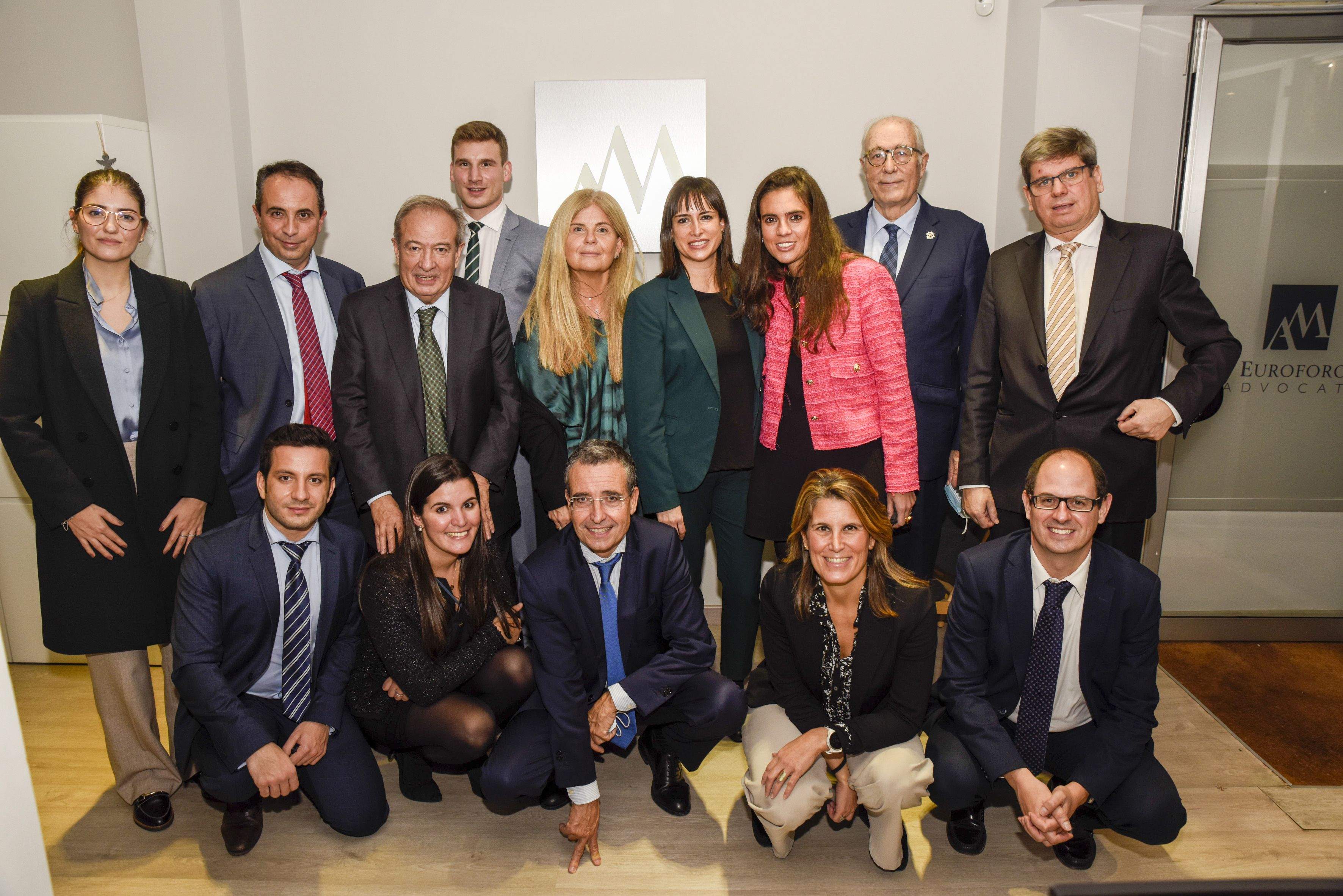 Foto de família al despatx d'advocats Euroforo a Sant Cugat. FOTO: Cedida