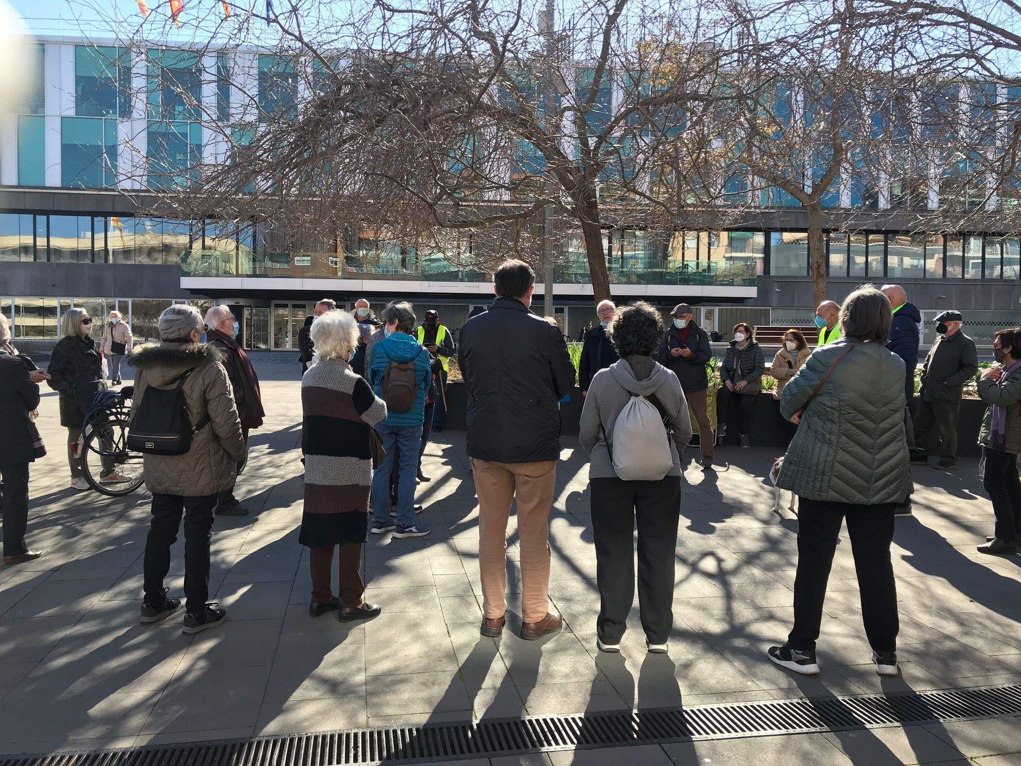 La Plataforma de Pensionistes de Sant Cugat s'ha tornat a concentrar i ha tractat el tema de la mobilitat. FOTO: Nielo Ballart
