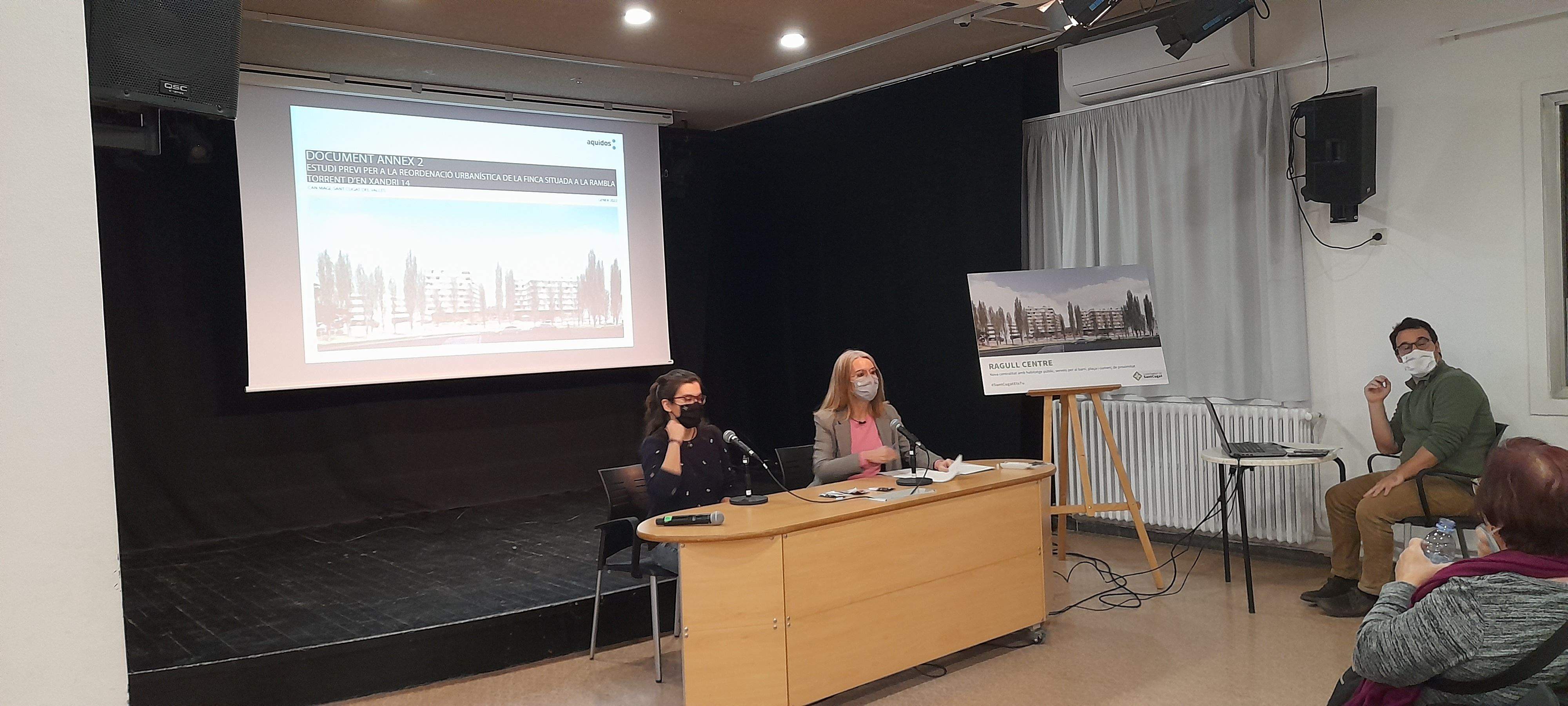 Esther Madrona i Mireia Ingla presenten el redisseny de Ragull Centre. FOTO: Cristina Cabasés