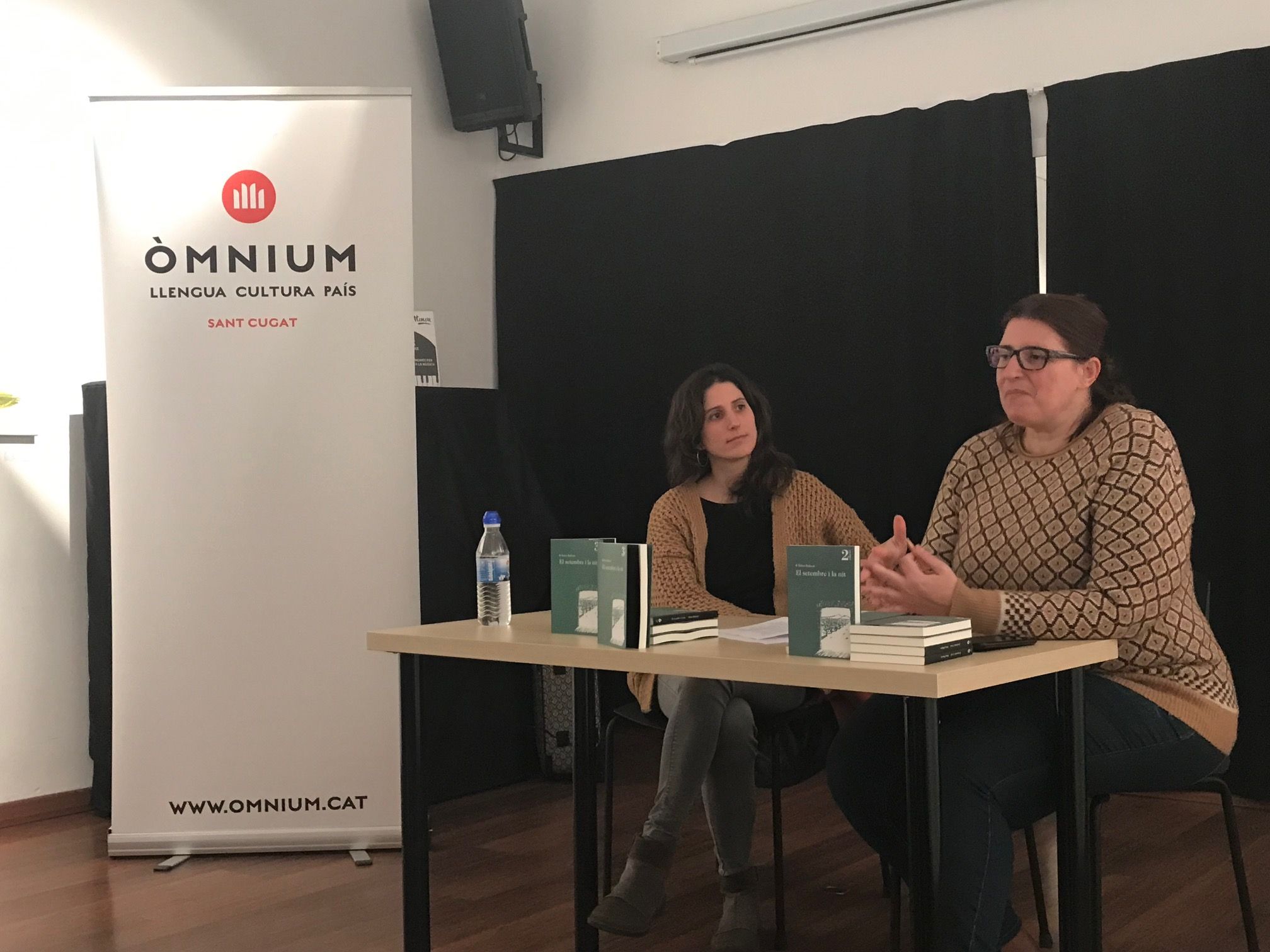 L'escriptora Maica Rafecas (esquerra) i l'editora Ester Andorrà (dreta) presenten el llibre 'El setembre i la nit' en un acte d'Òmnium Sant Cugat. FOTO: Nielo Ballart