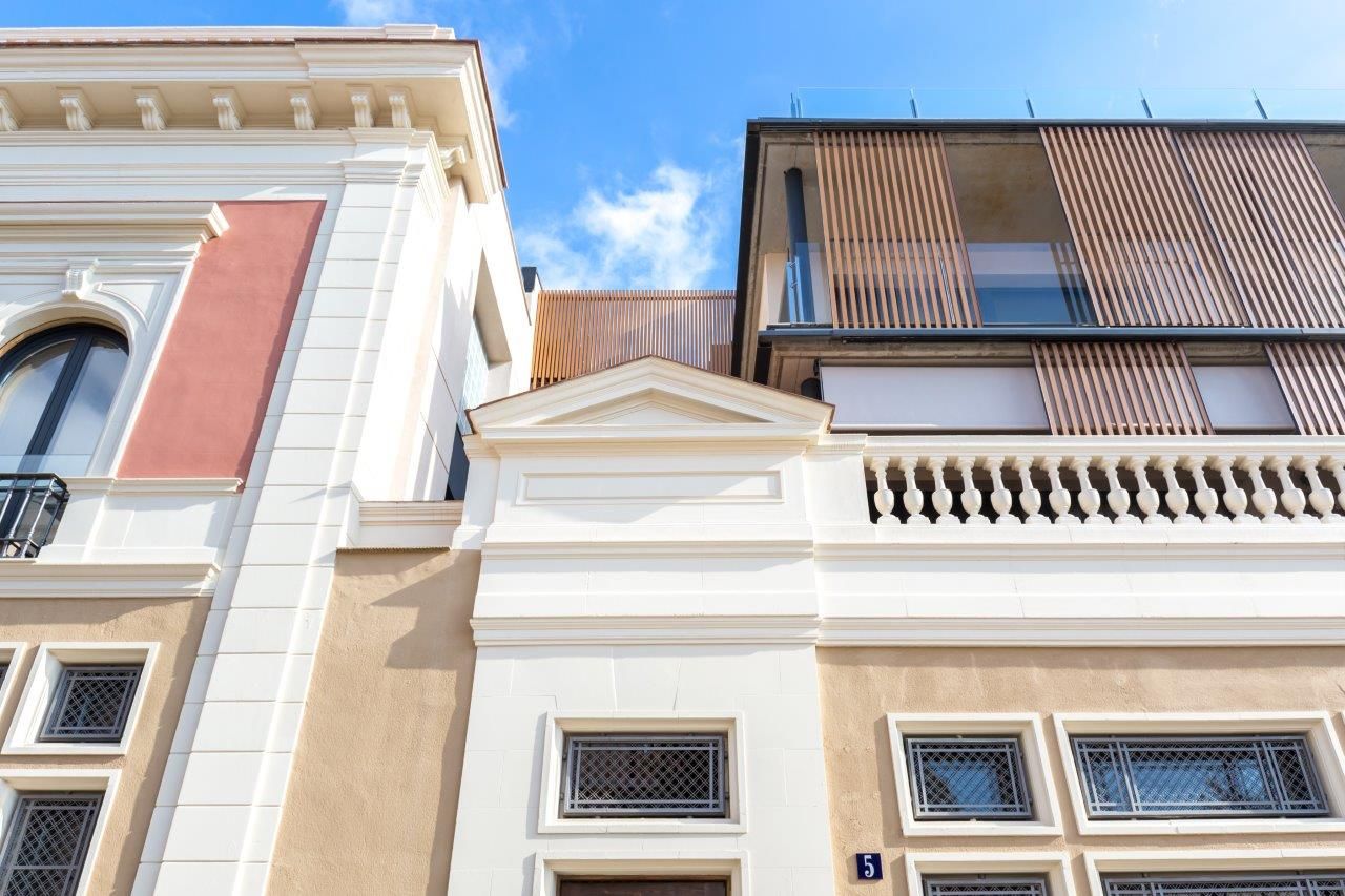 Façana de l'edifici històric de Sabadell al carrer Creueta de la immobiliària Amat. FOTO: Cedida
