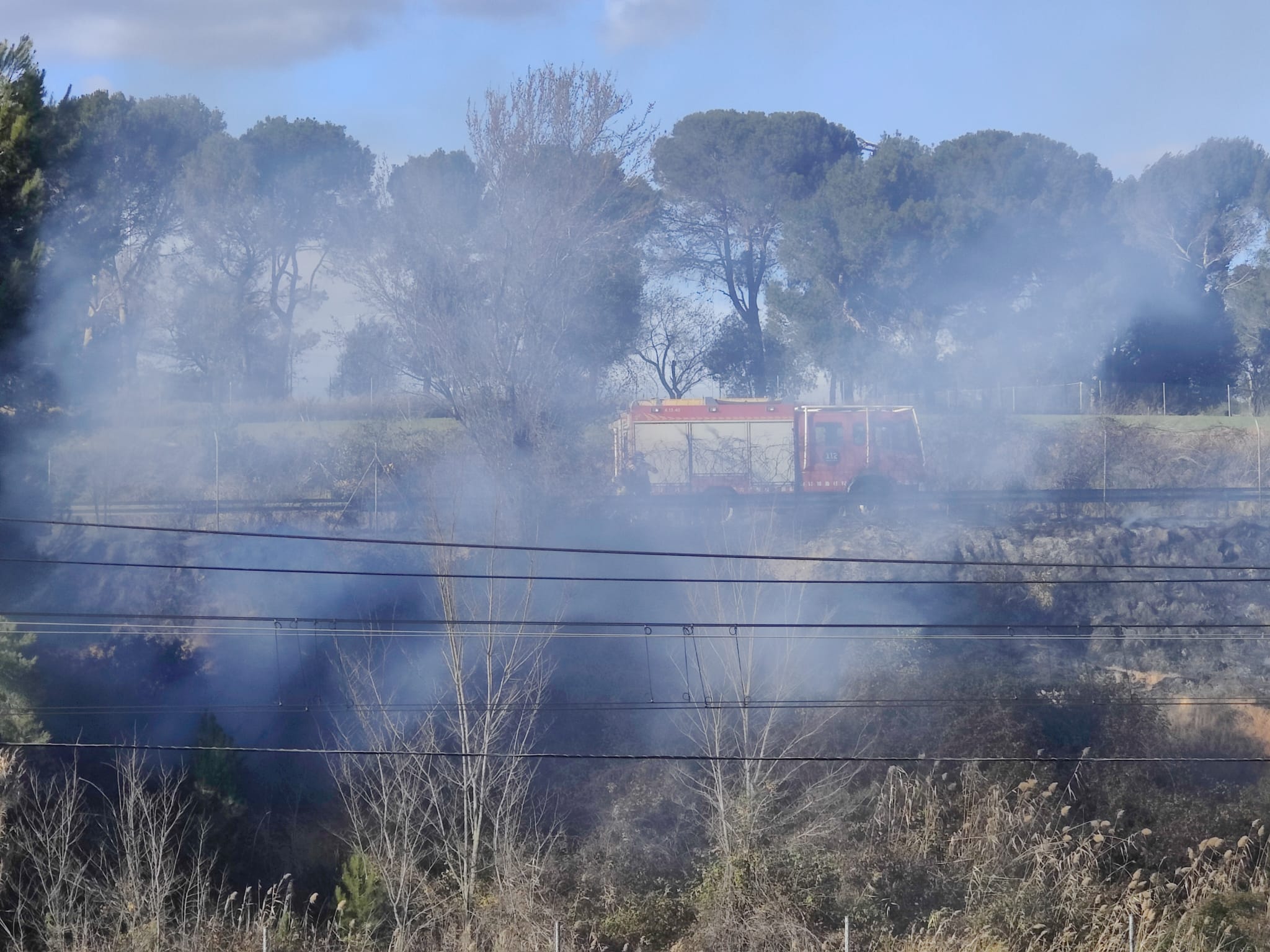 Els Bombers apaguen el foc a la Renfe de Sant Cugat. FOTO: Cedida