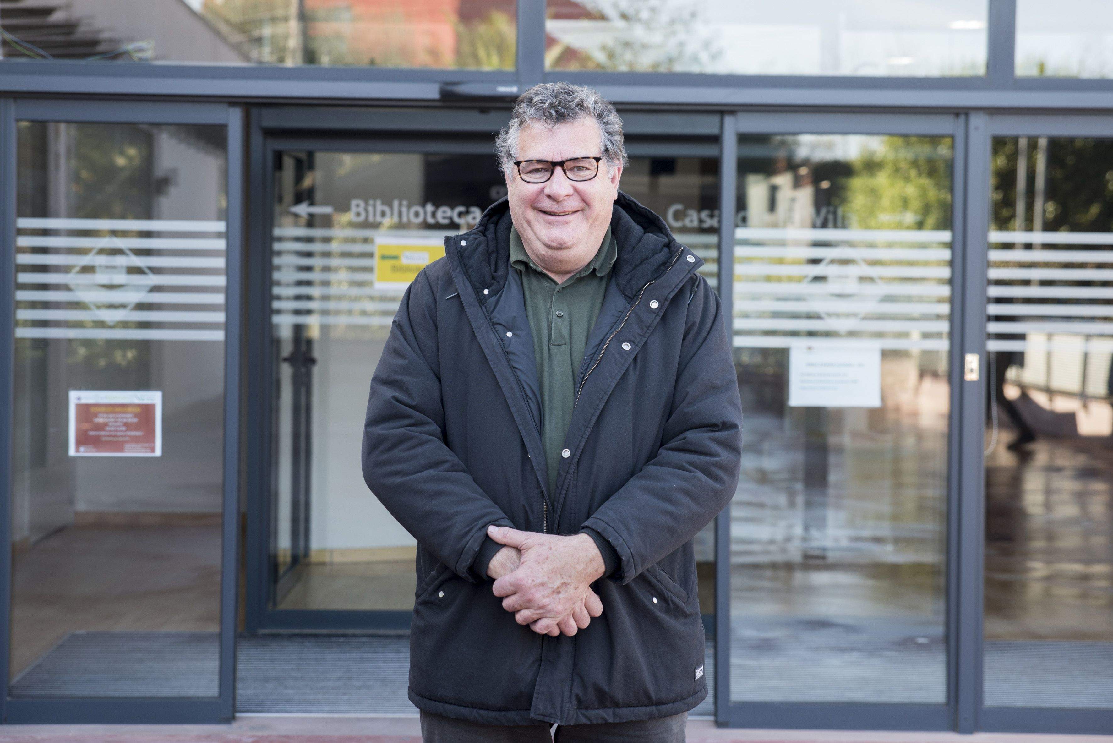 Josep Puig davant la seu de l'EMD de Valldoreix FOTO: Bernat Millet