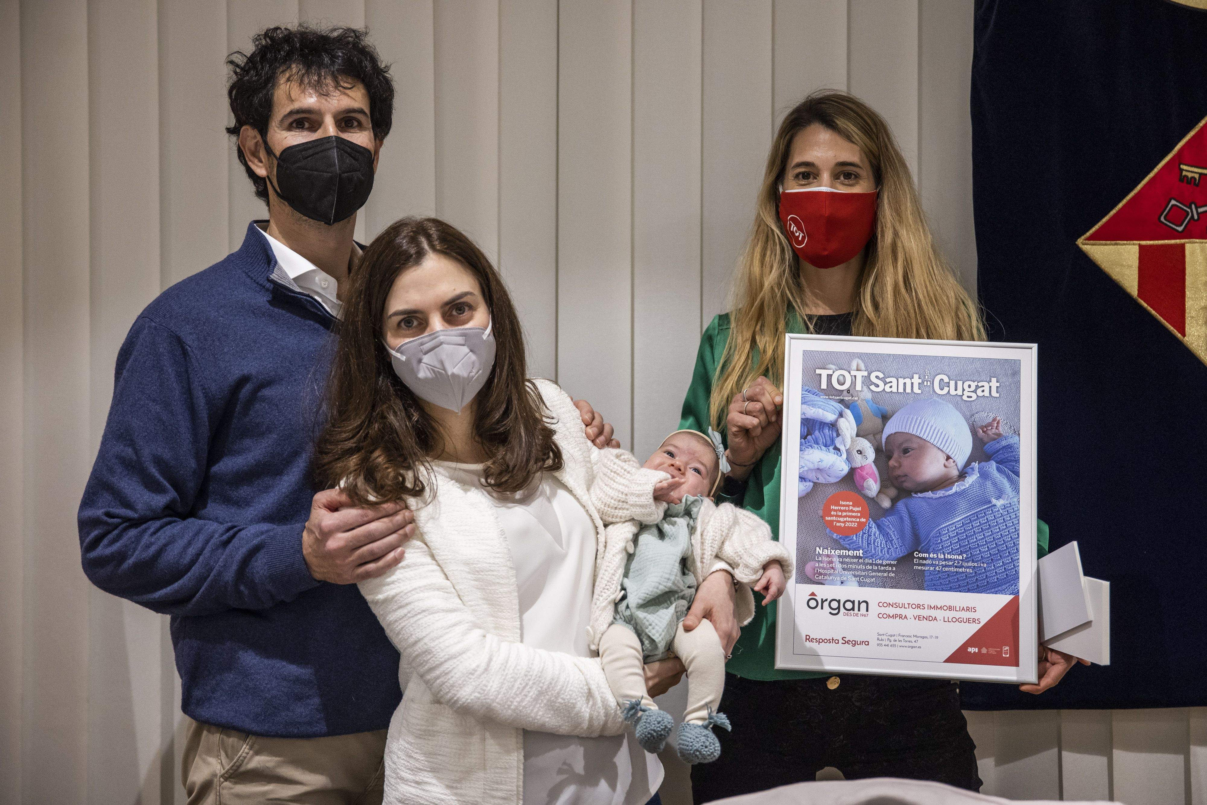 Laura Grau, directora del TOT Sant Cugat, entrega l'obsequi a la família. FOTO: Lali Puig