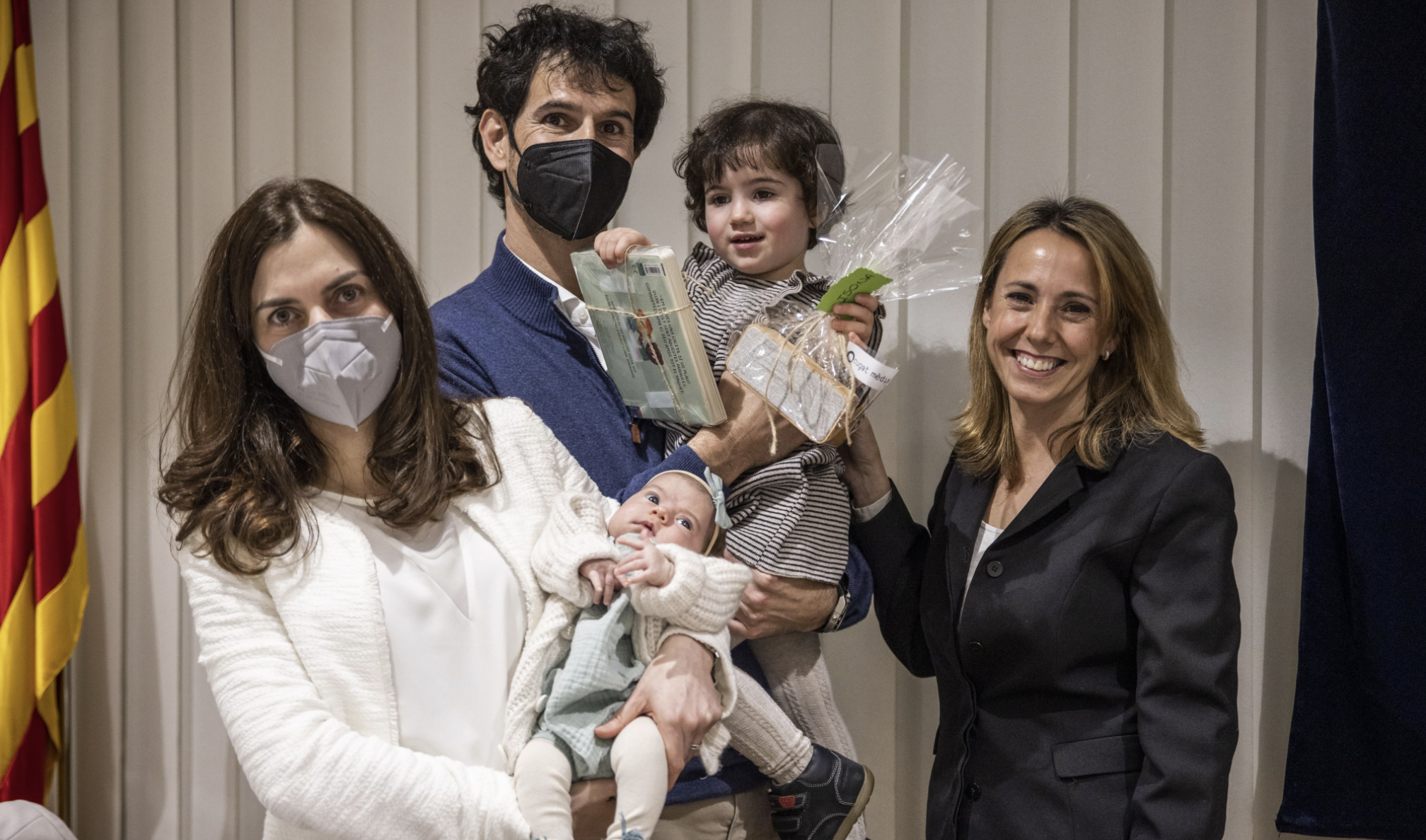 La família Herrero Pujol amb Mònica Lablanca, directora de Cugat Mèdia. FOTO: Lali Puig