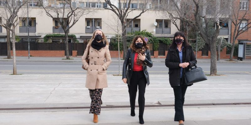 L'alcaldessa de Sant Cugat, Mireia Ingla, amb la consellera Laura Vilagrà, arribant a la taula institucional municipal d'ERC. FOTO: Ajuntament