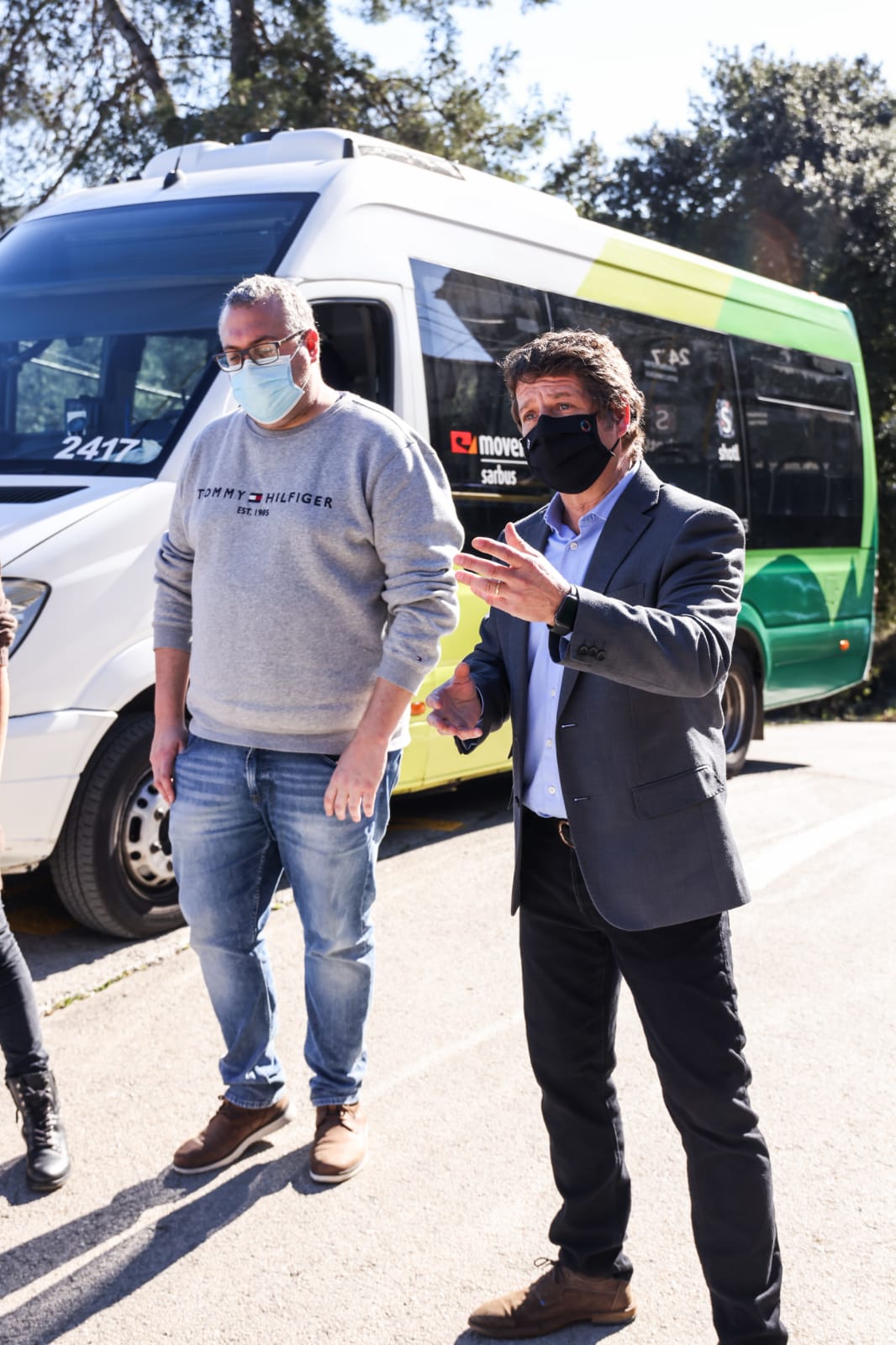 El regidor de Mobilitat, José Gallardo (esquerra), i el tinent alcalde de Mobilitat, Pere Soler (dreta), han presentat el nou bus a demanda als veïns de Sol i Aire. FOTO: Lali Puig (Ajuntament)