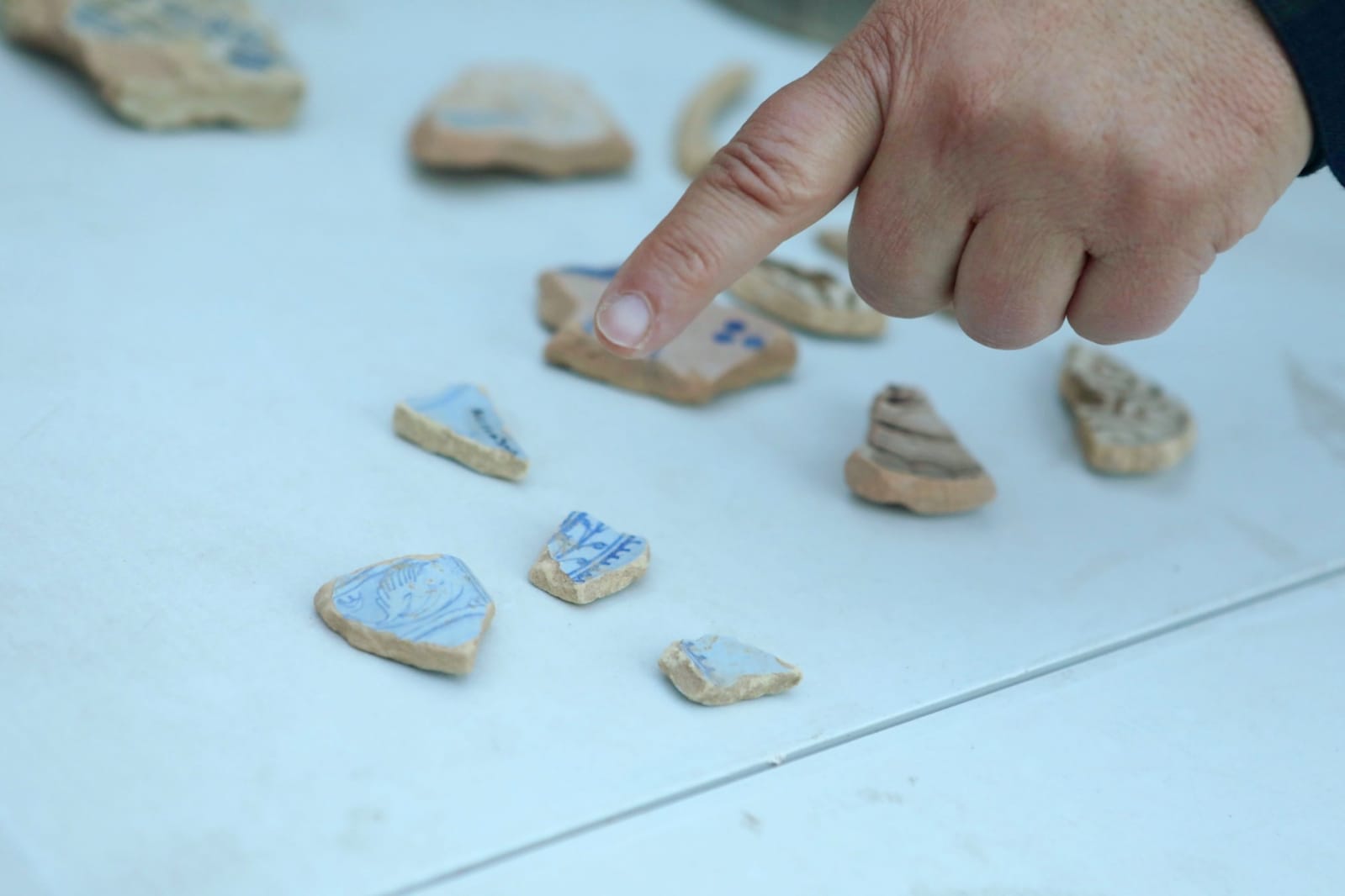 Algunes de les peces trobades que han permès confirmar la datació de la muralla de llevant del Monestir. FOTO: Raquel Pérez (Ajuntament)