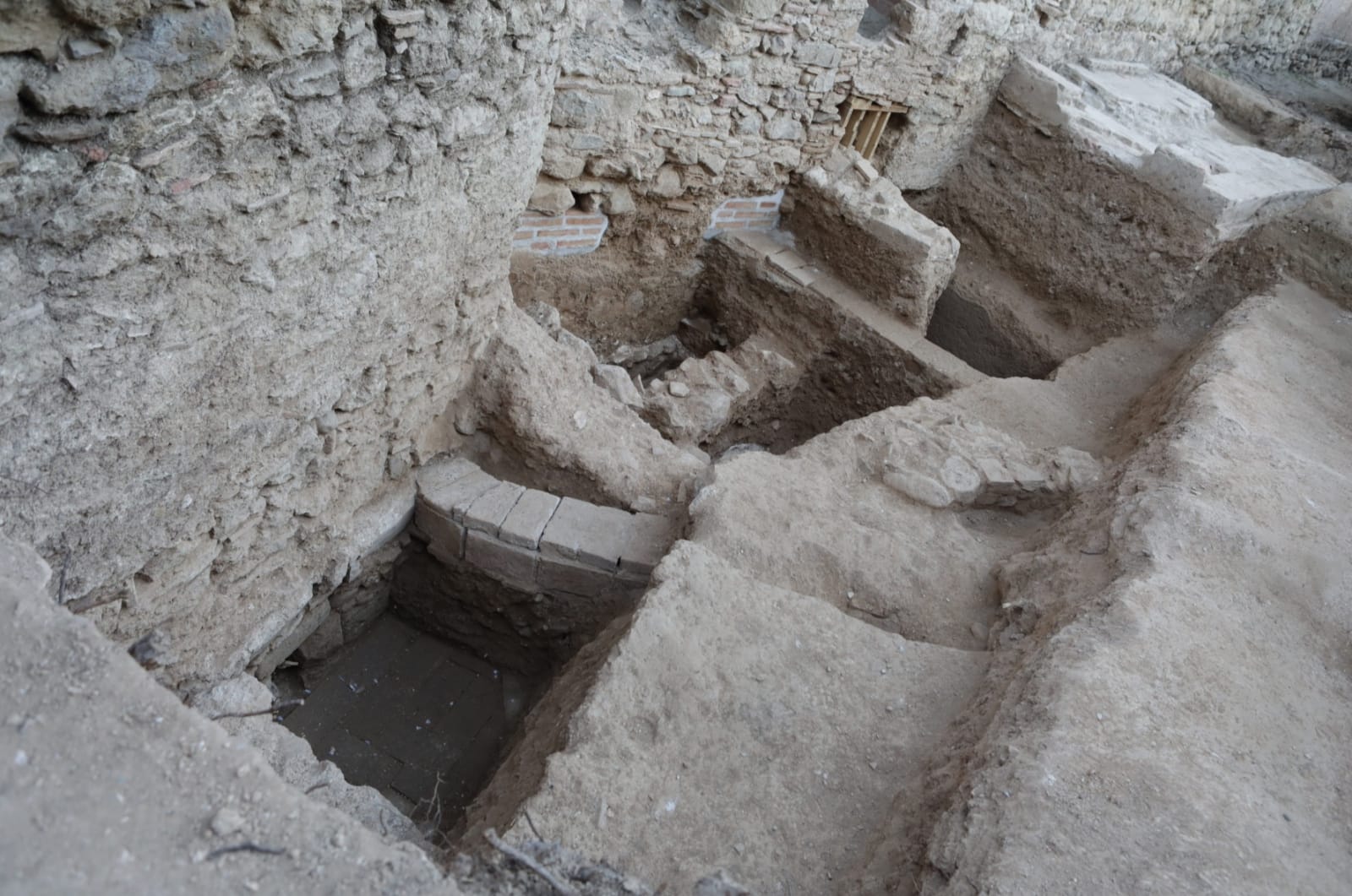 La prospecció arqueològica de la muralla de llevant del Monestir. FOTO: Raquel Pérez (Ajuntament)