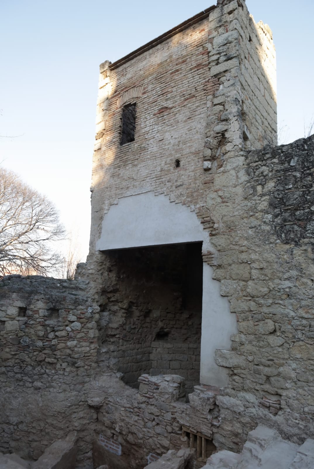 La prospecció arqueològica de la muralla de llevant del Monestir. FOTO: Raquel Pérez (Ajuntament)