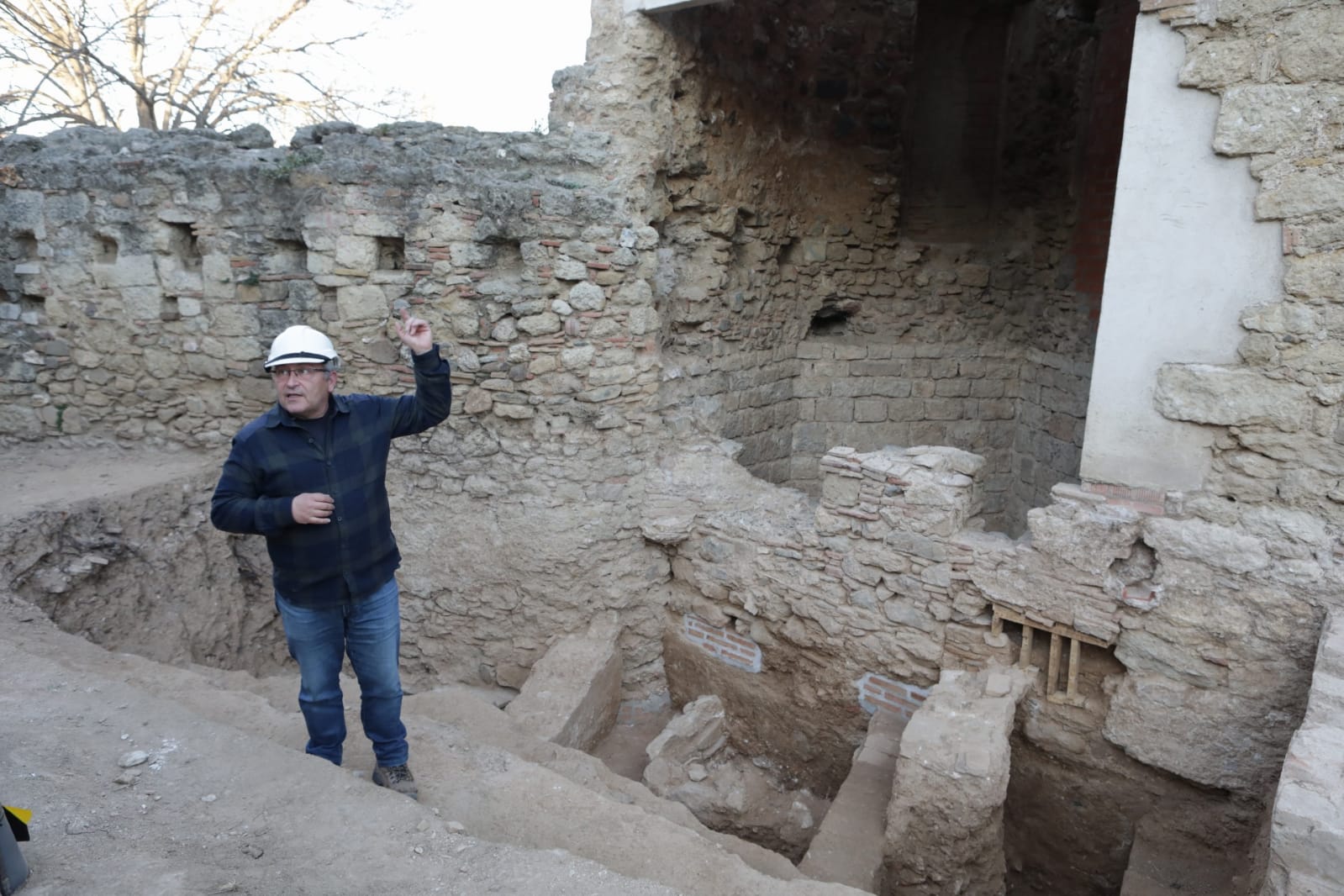 La prospecció arqueològica de la muralla de llevant del Monestir. FOTO: Raquel Pérez (Ajuntament)