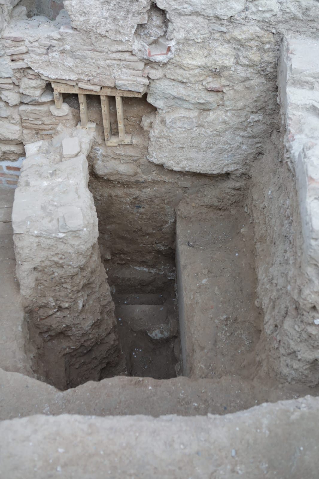 La prospecció arqueològica de la muralla de llevant del Monestir. FOTO: Raquel Pérez (Ajuntament)