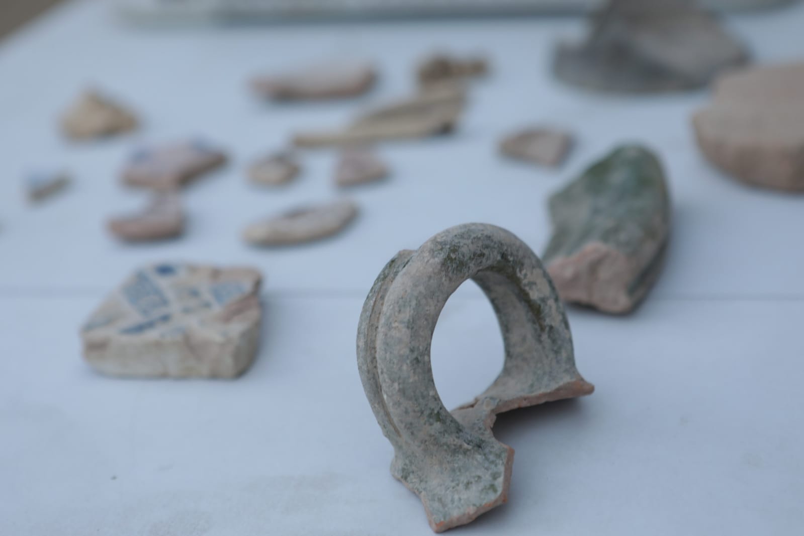 Algunes de les peces trobades que han permès confirmar la datació de la muralla de llevant del Monestir. FOTO: Raquel Pérez (Ajuntament)