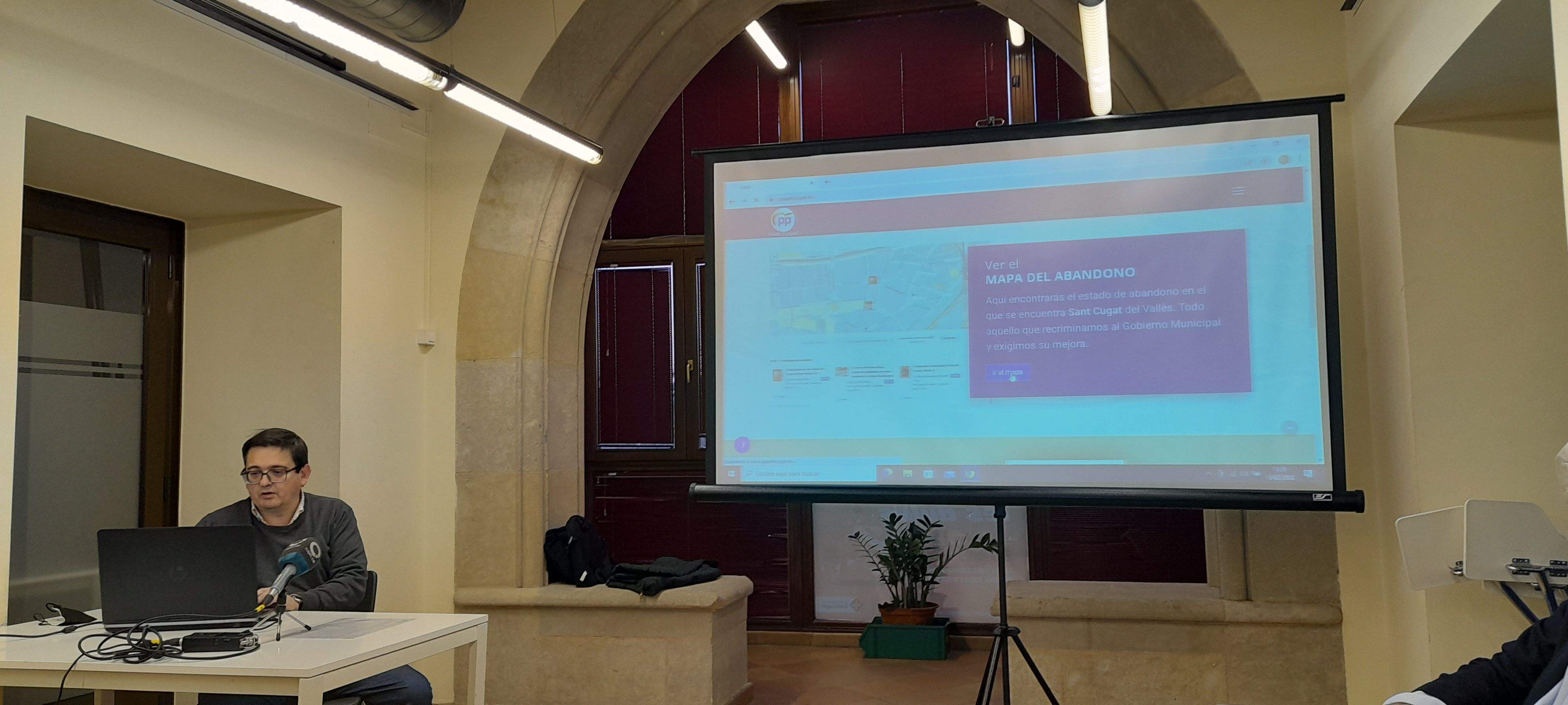 Álvaro Benejam i Alfredo Bergua presenten el nou web del PP Sant Cugat. FOTO: Cristina Cabasés