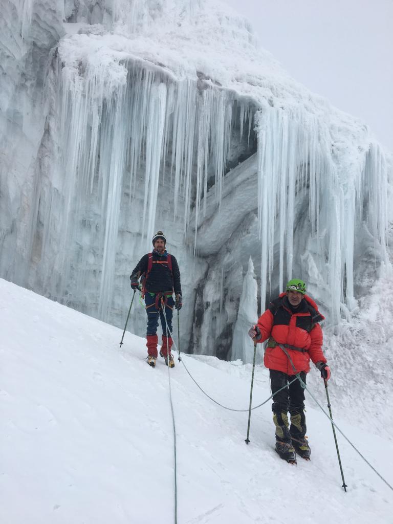 Erik Ortega (darrere) i Xavi Ortega (davant), en l'expedició en els Andres. FOTO: Cedida
