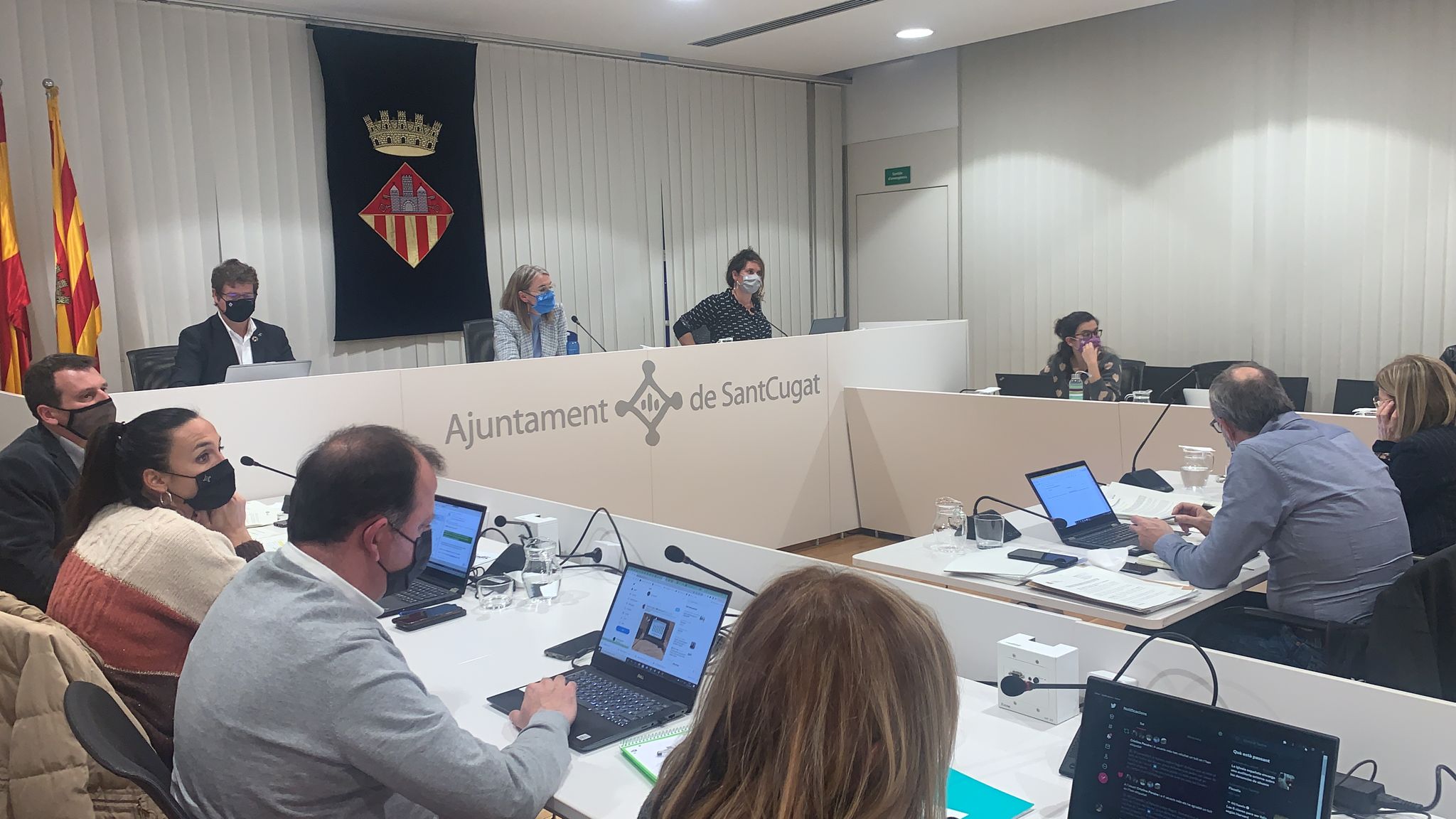 En primer terme i d'esquena, el regidor de Junts per Sant Cugat Carles Brugarolas FOTO: TOT
