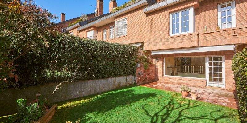 Jardí privat amb accés a la zona comunitària de la casa adossada de l'Eixample de Sant Cugat de la immobiliària Vivendex. FOTO: Cedida