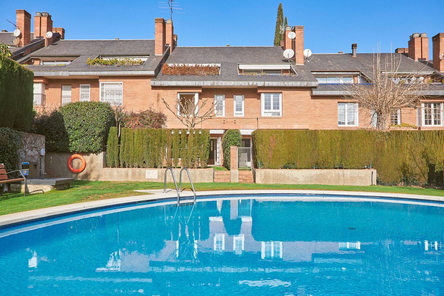 Piscina comunitària a la casa adossada de l'Eixample de Sant Cugat de la immobiliària Vivendex. FOTO: Cedida