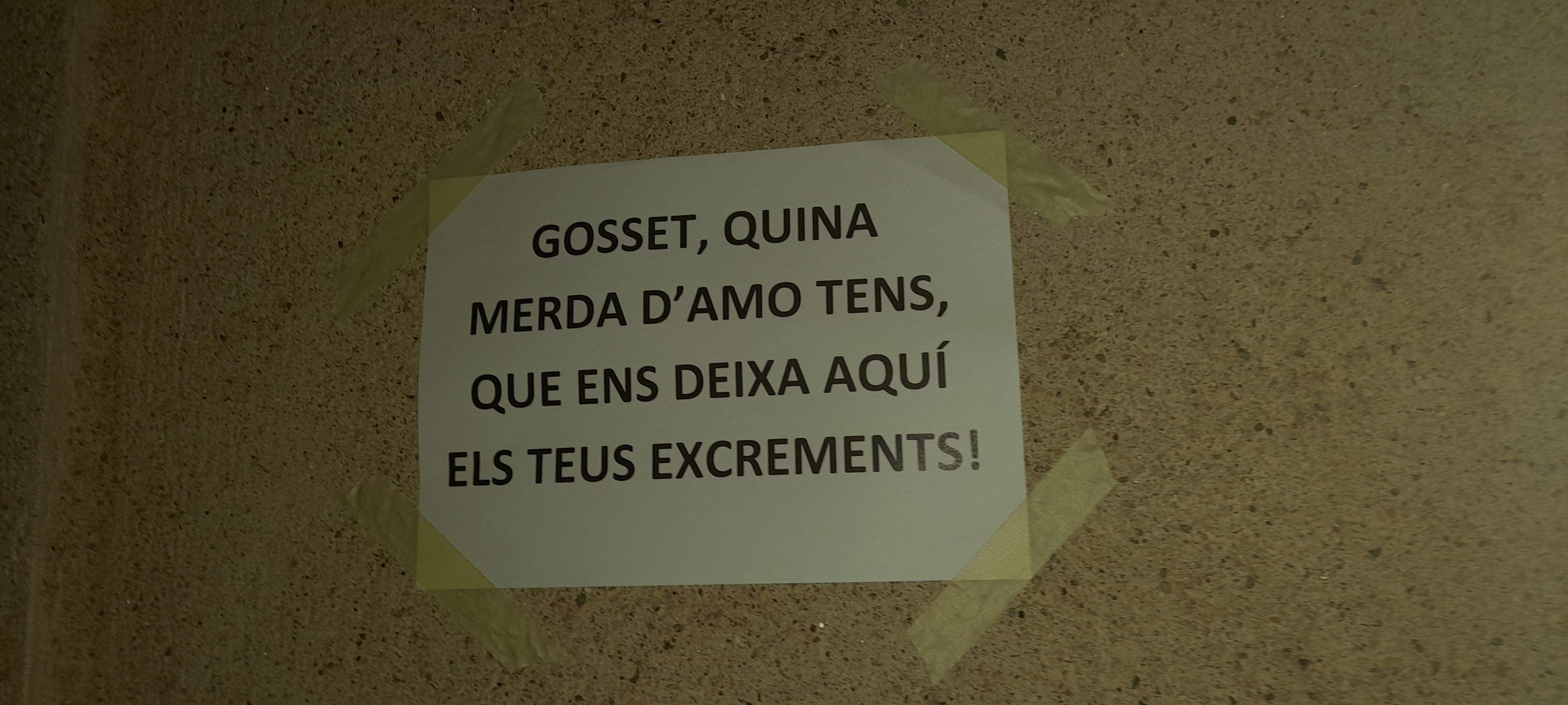 Un cartell enganxat al carrer del Carme demana recollir les caques de gos. FOTO: Cristina Cabasés