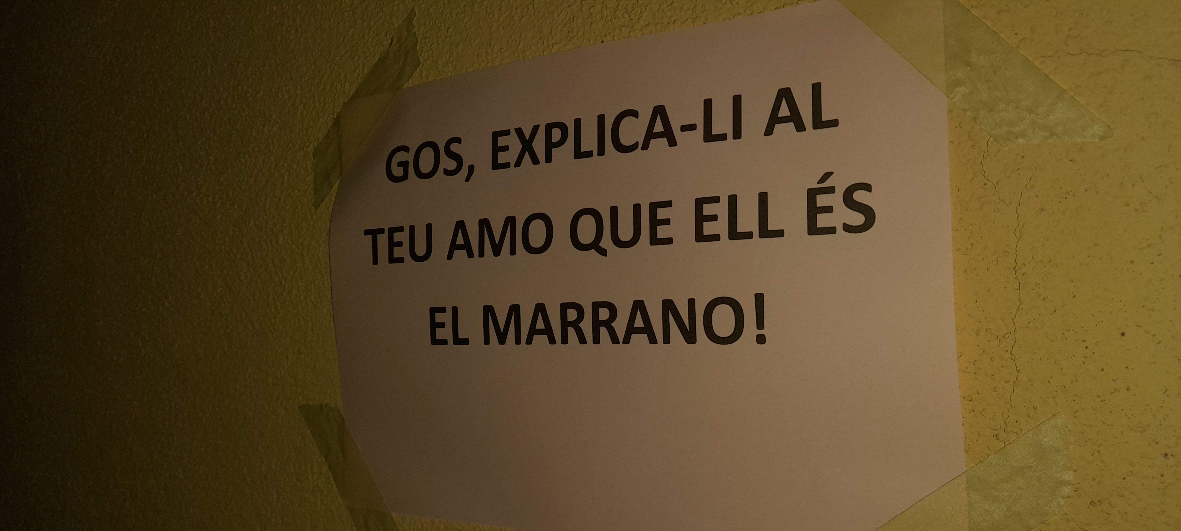 Un cartell enganxat al carrer del Carme demana recollir les caques de gos. FOTO: Cristina Cabasés