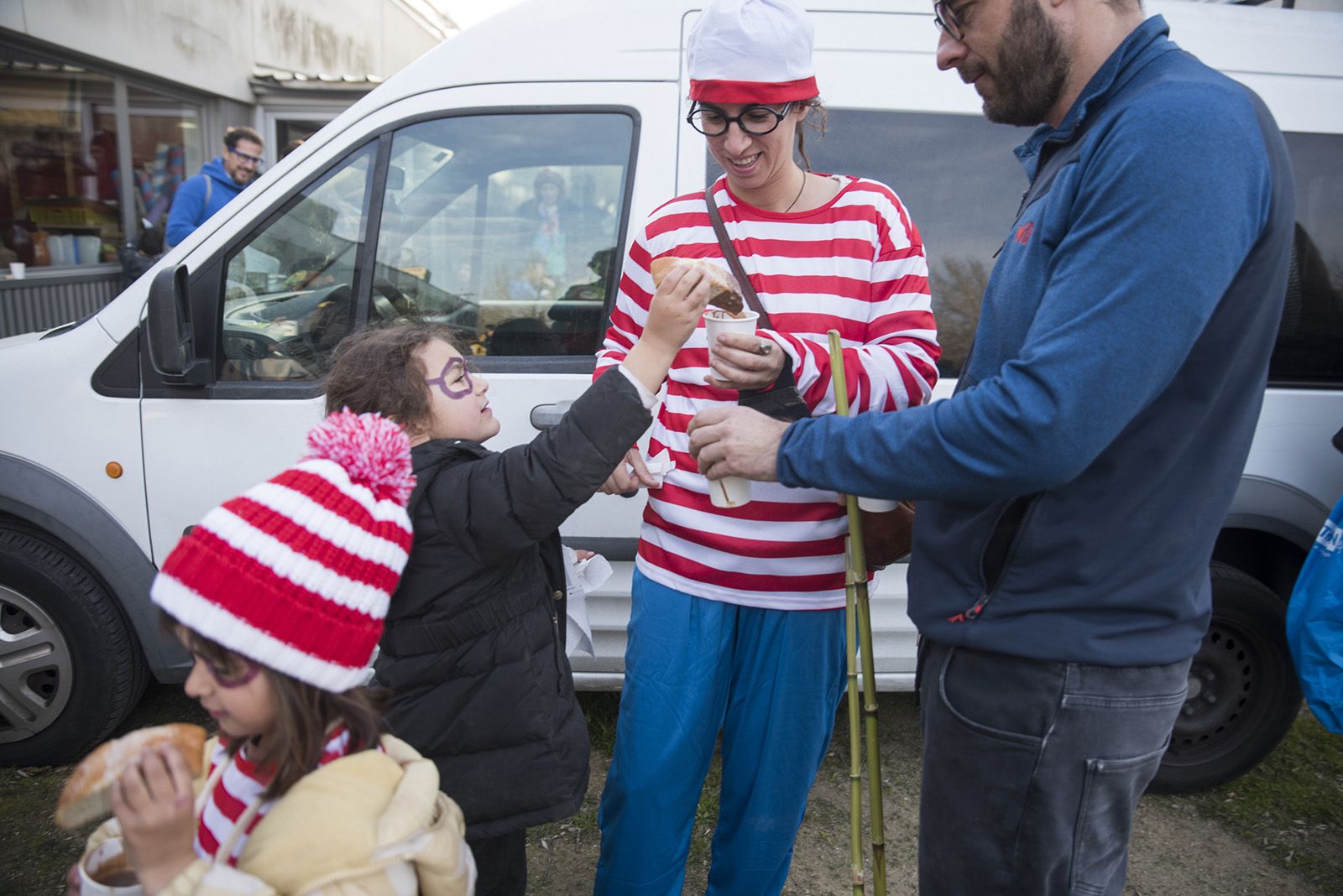Carnaval a Mira sol: Xocolatada i coca per a tothom. Foto: Bernat Millet.