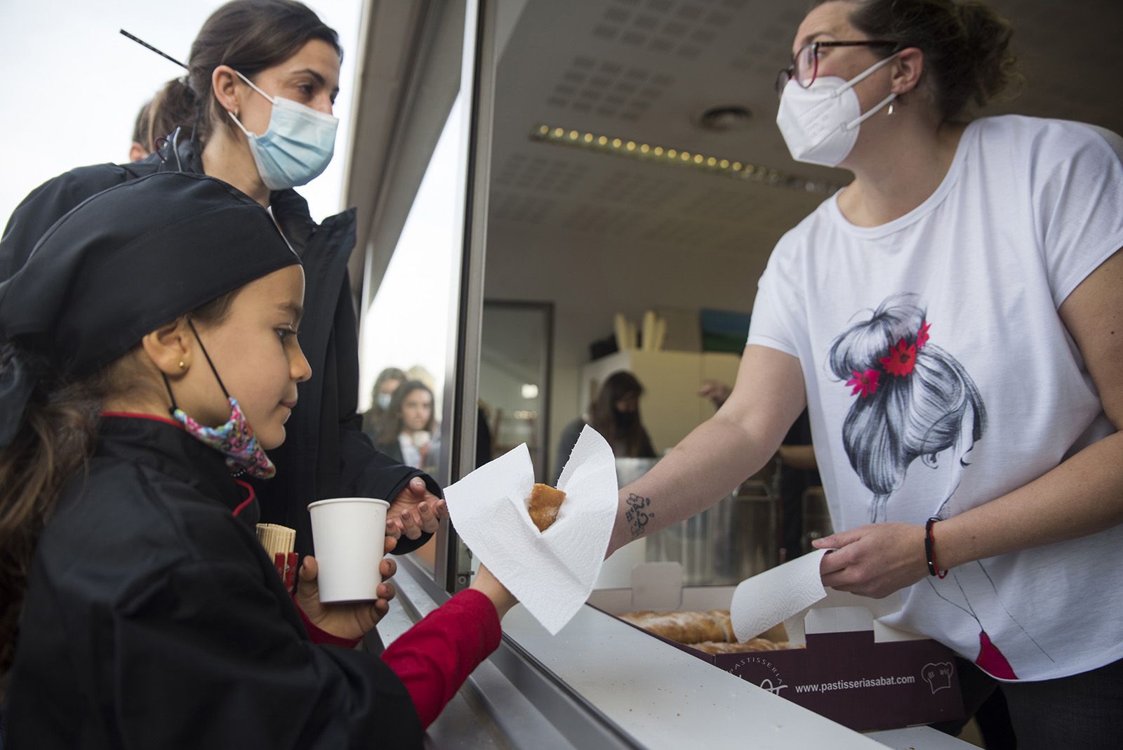 Carnaval a Mira sol: Xocolatada i coca per a tothom. Foto: Bernat Millet.