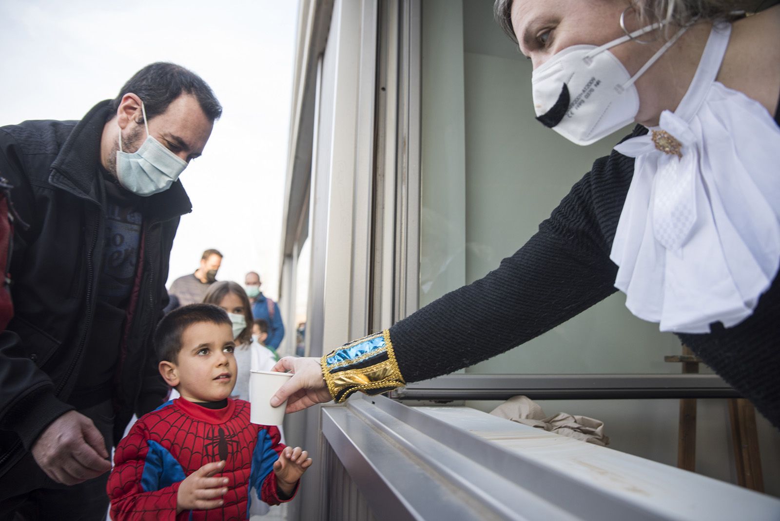 Carnaval a Mira sol: Xocolatada i coca per a tothom. Foto: Bernat Millet.