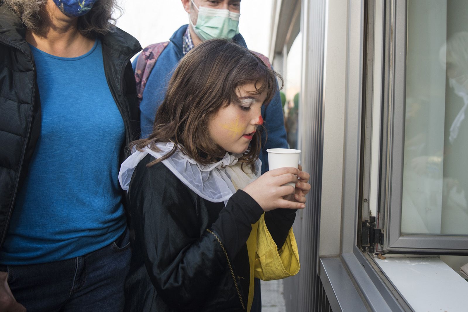 Carnaval a Mira sol: Xocolatada i coca per a tothom. Foto: Bernat Millet.