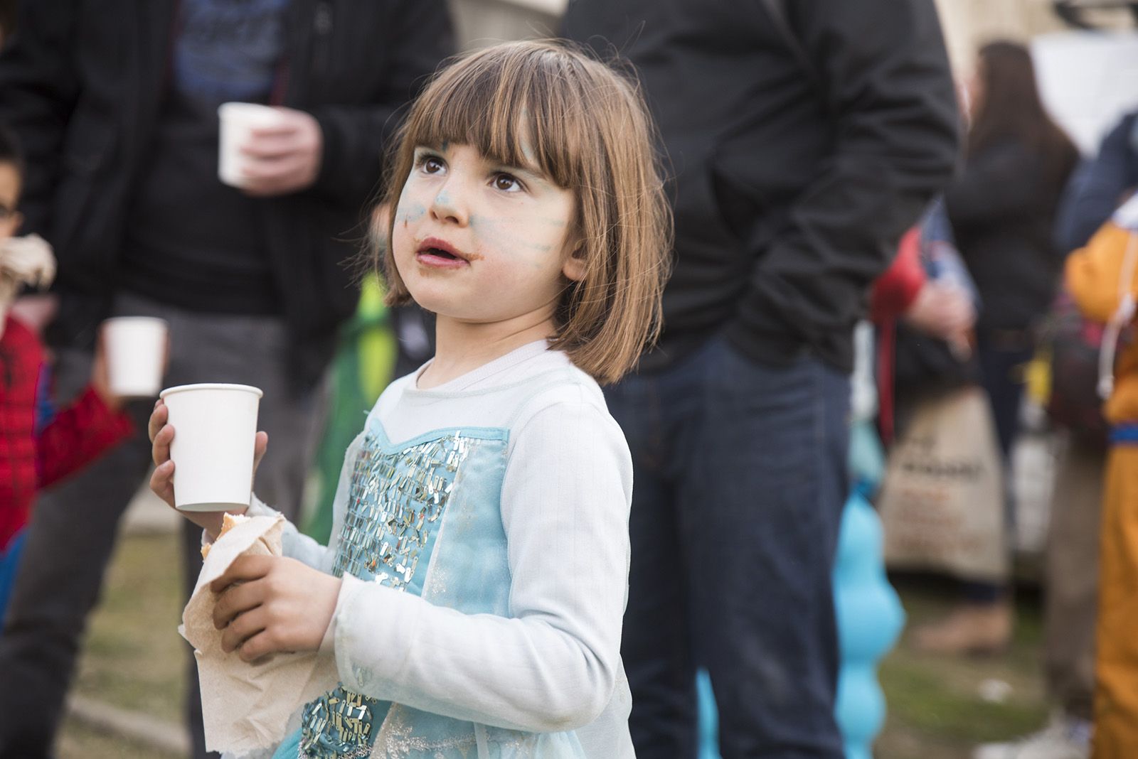 Carnaval a Mira sol: Xocolatada i coca per a tothom. Foto: Bernat Millet.