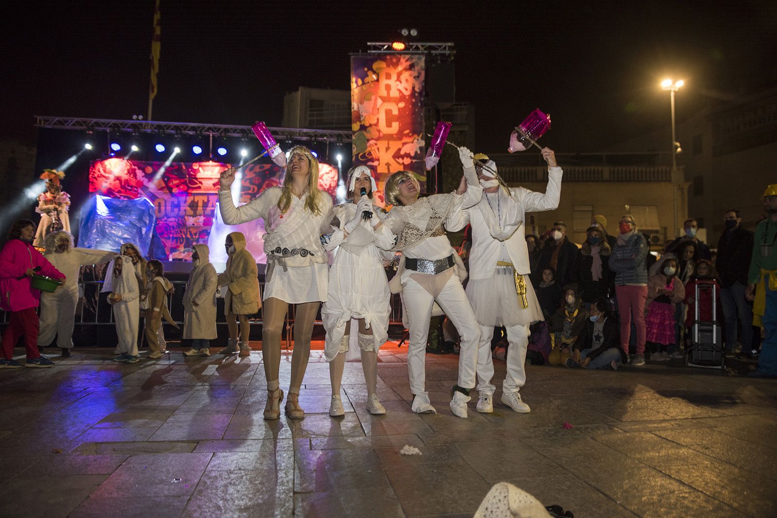 Comparses a escenari. Foto: Bernat Millet.