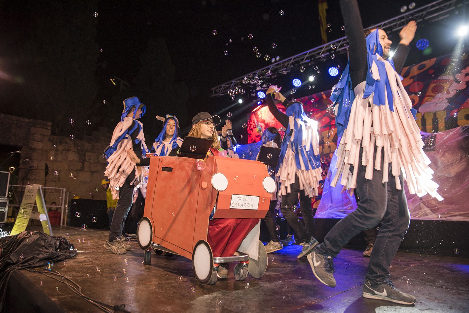 Comparses a escenari. Foto: Bernat Millet.