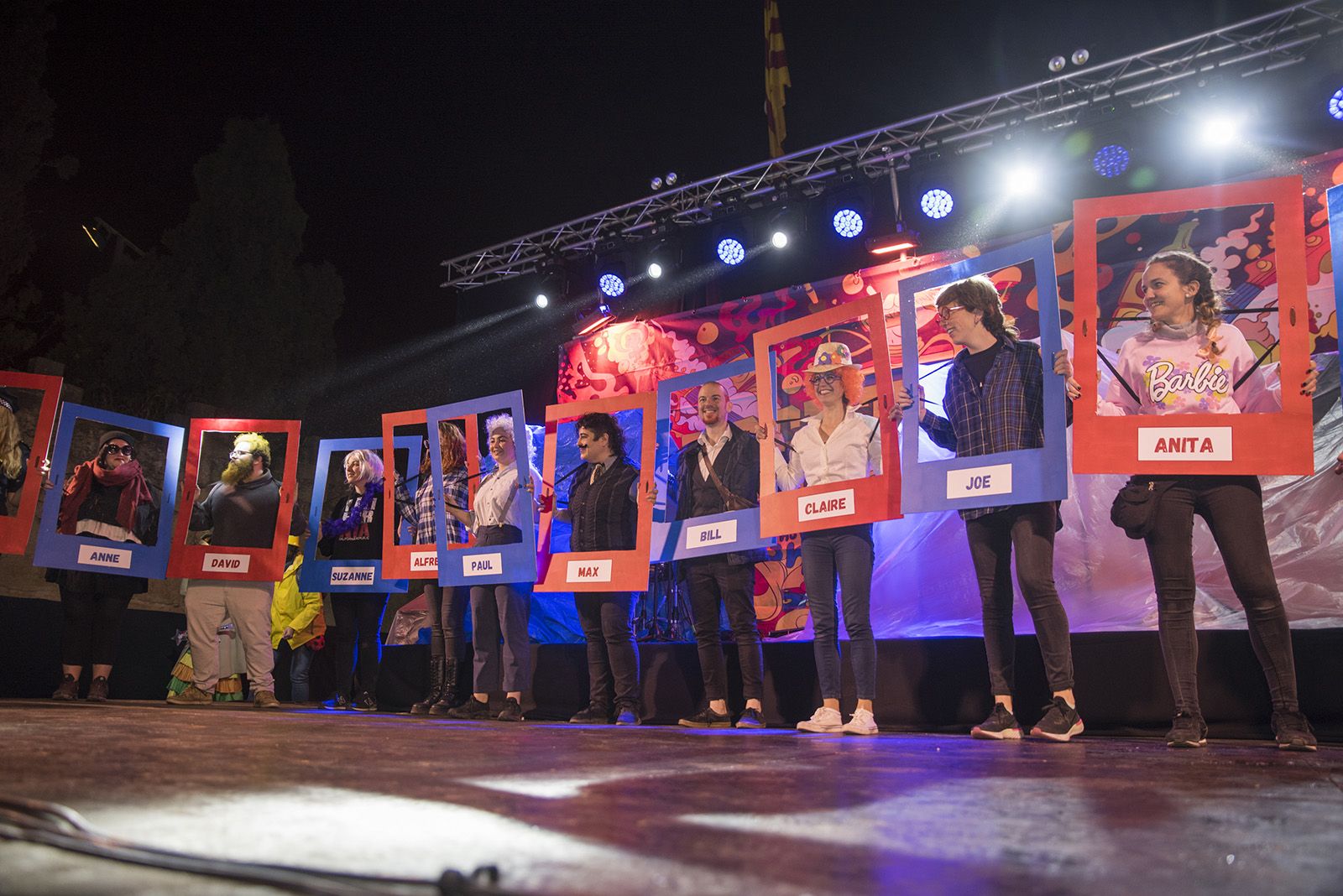 Comparses a escenari. Foto: Bernat Millet.