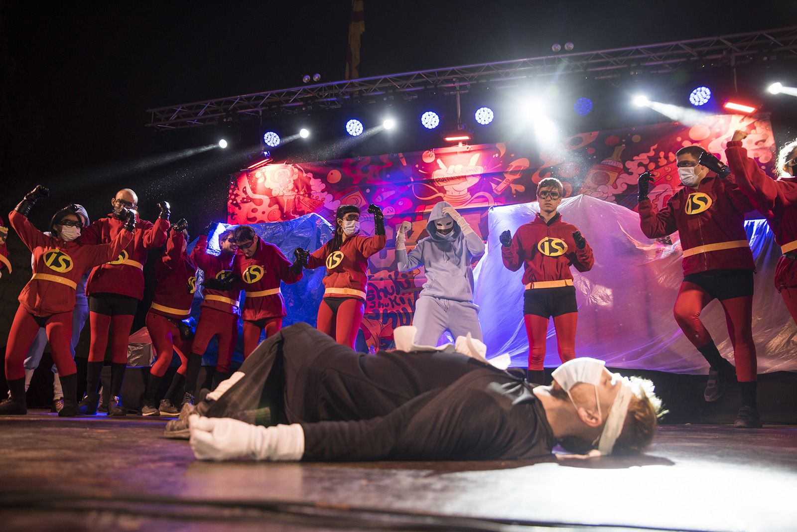 Comparses a escenari. Foto: Bernat Millet.