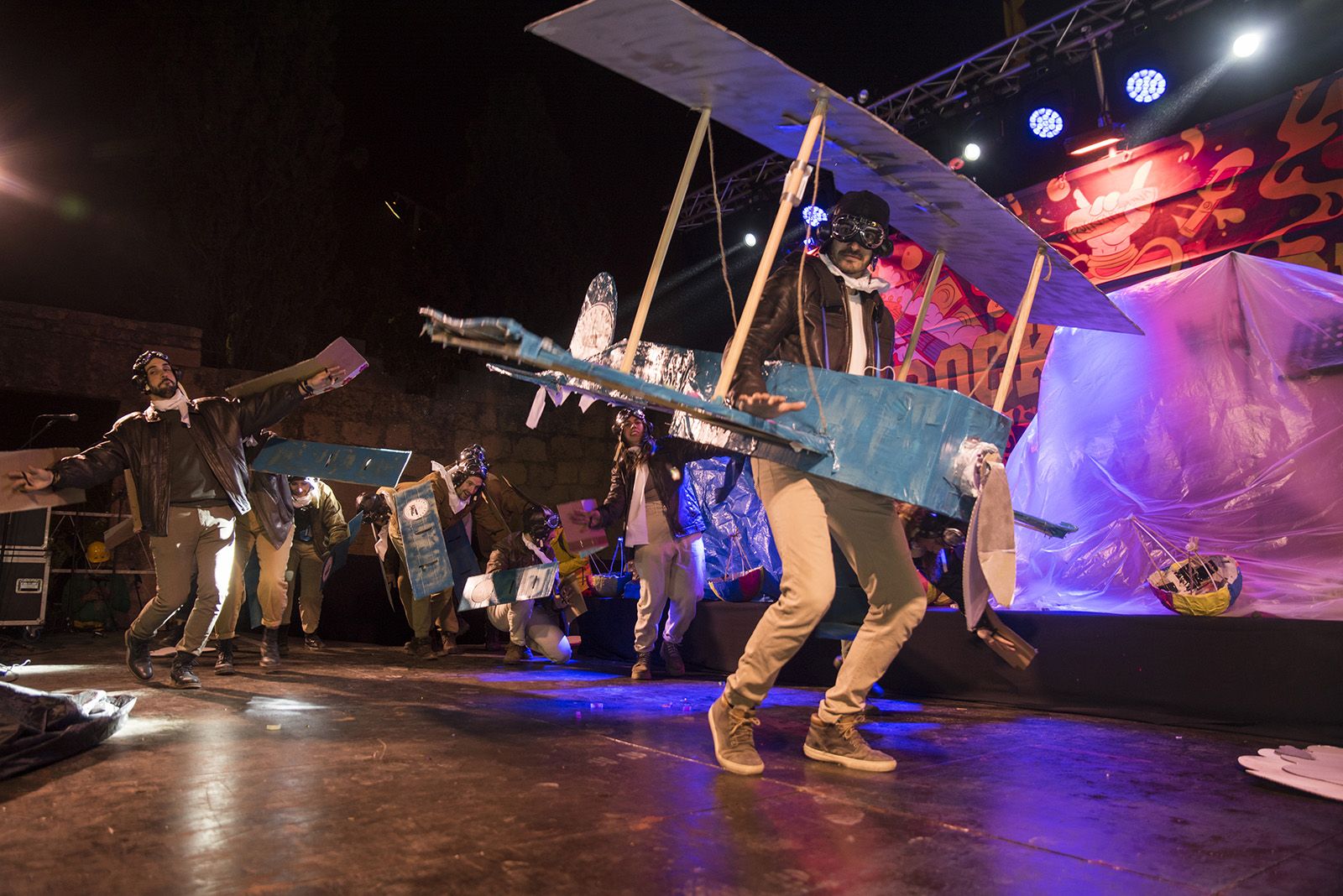 Comparses a escenari. Foto: Bernat Millet.