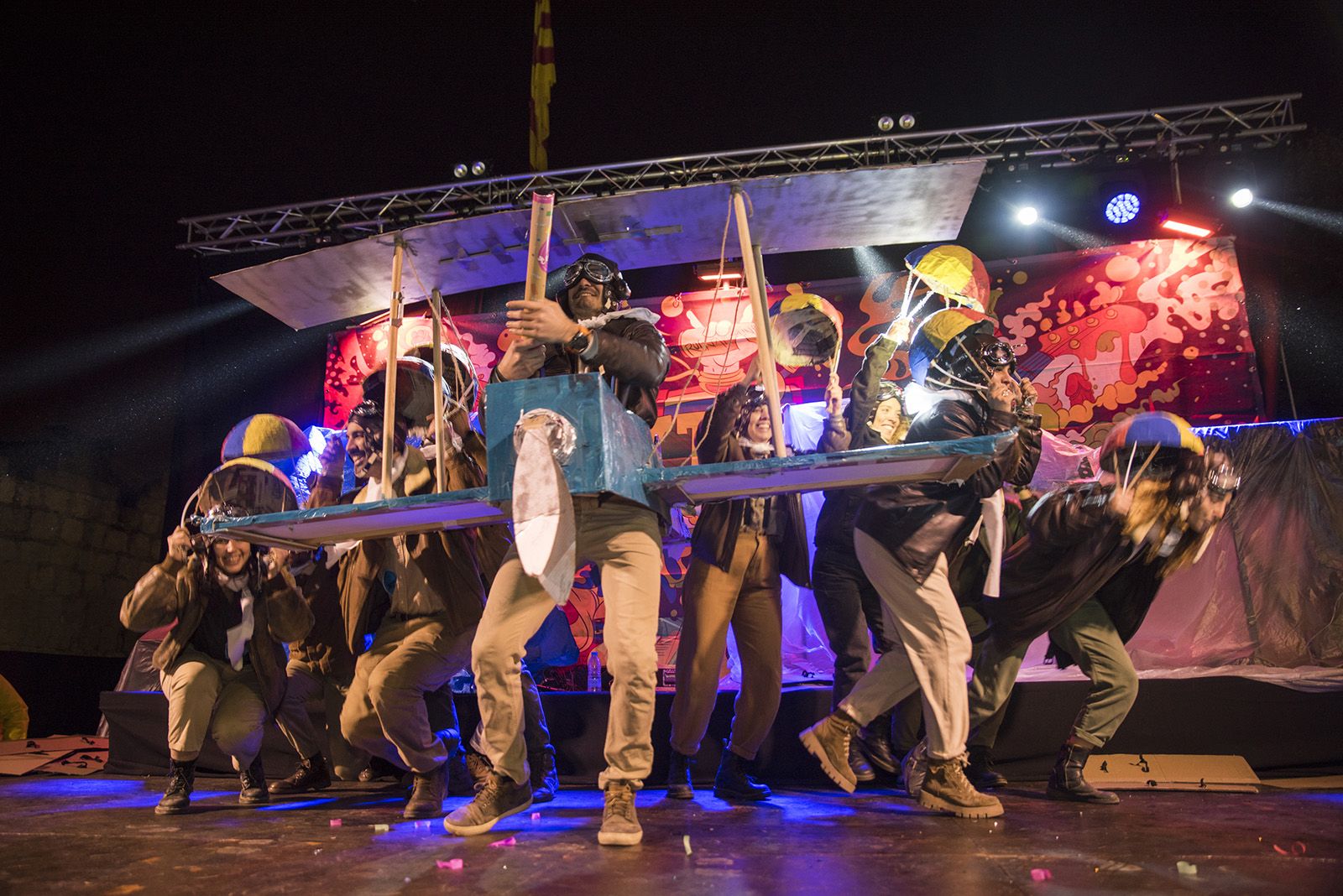 Comparses a escenari. Foto: Bernat Millet.