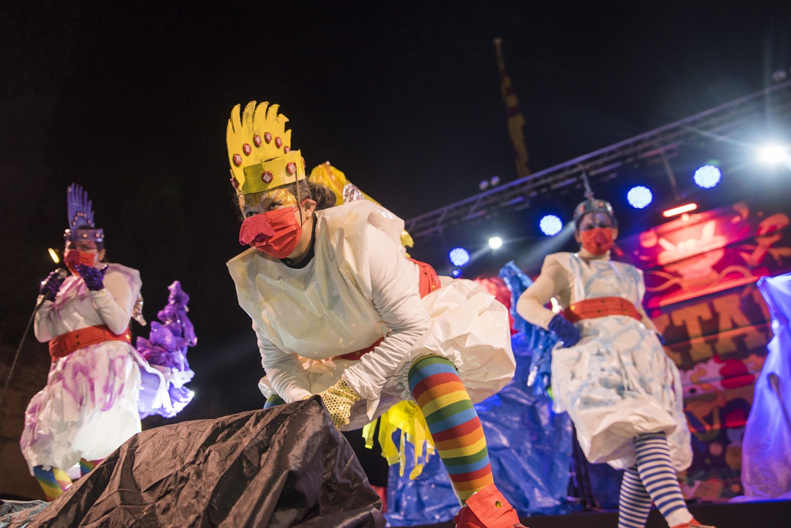 Comparses a escenari. Foto: Bernat Millet.