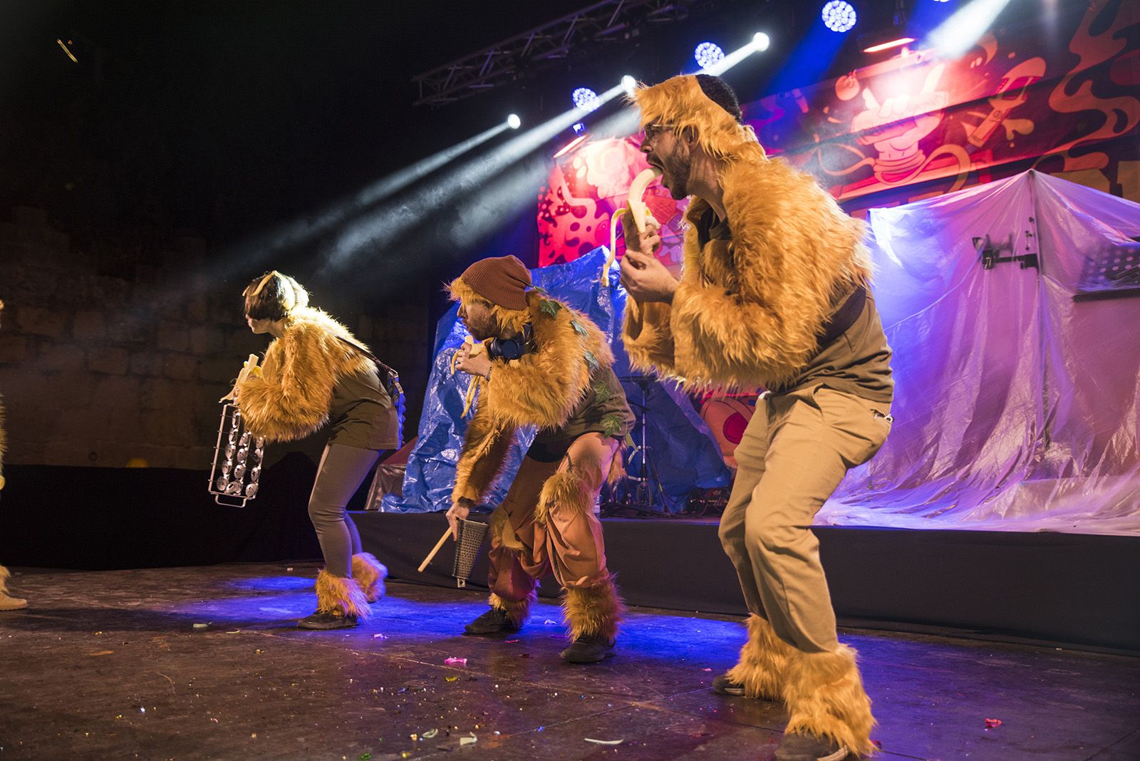 Comparses a escenari. Foto: Bernat Millet.