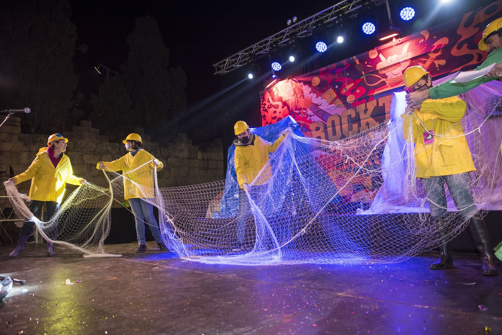 Comparses a escenari. Foto: Bernat Millet.