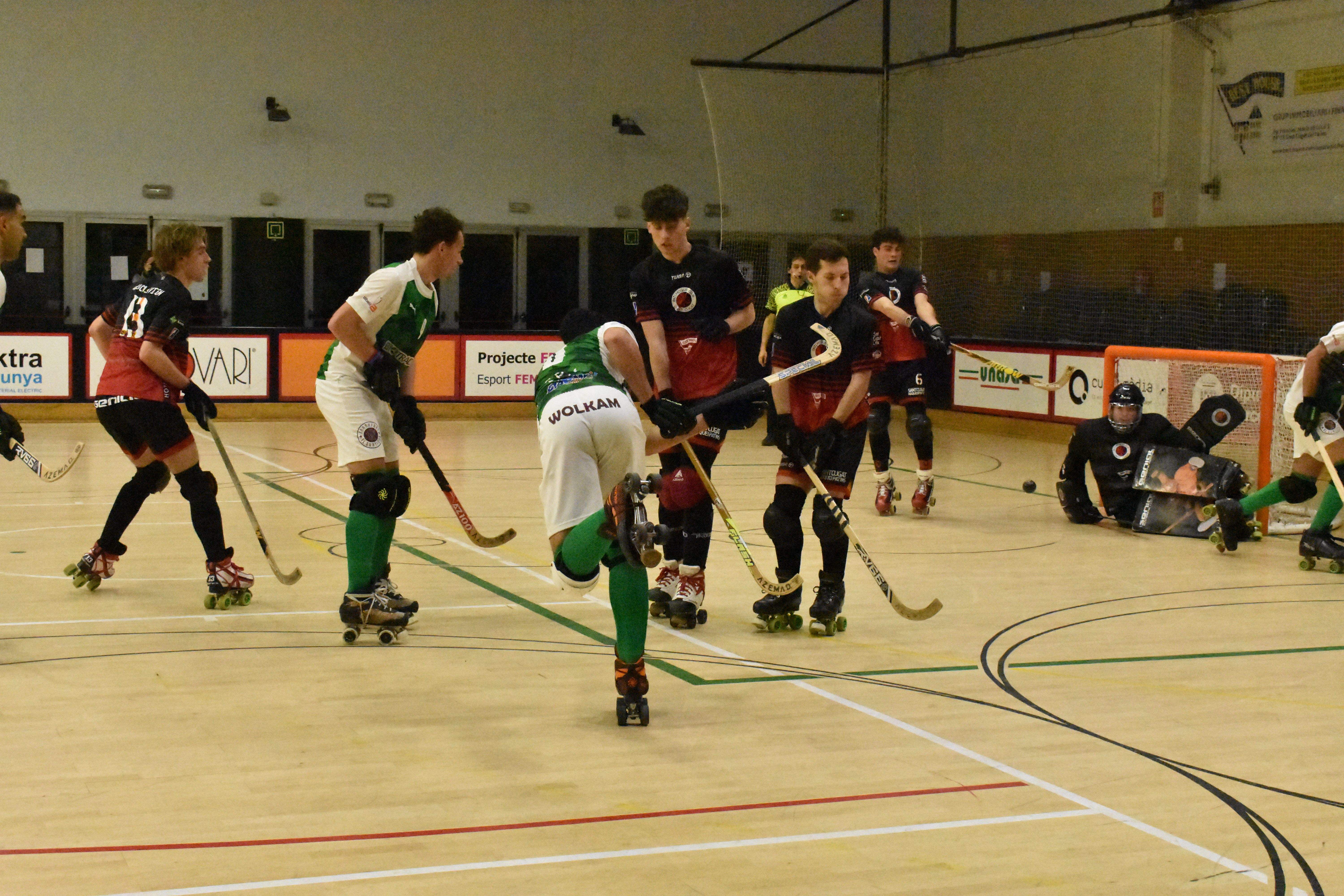 El PHC Sant Cugat en una acció defensiva durant el 9-4 al CP Vilanova. FOTO: Oriol Hermosilla